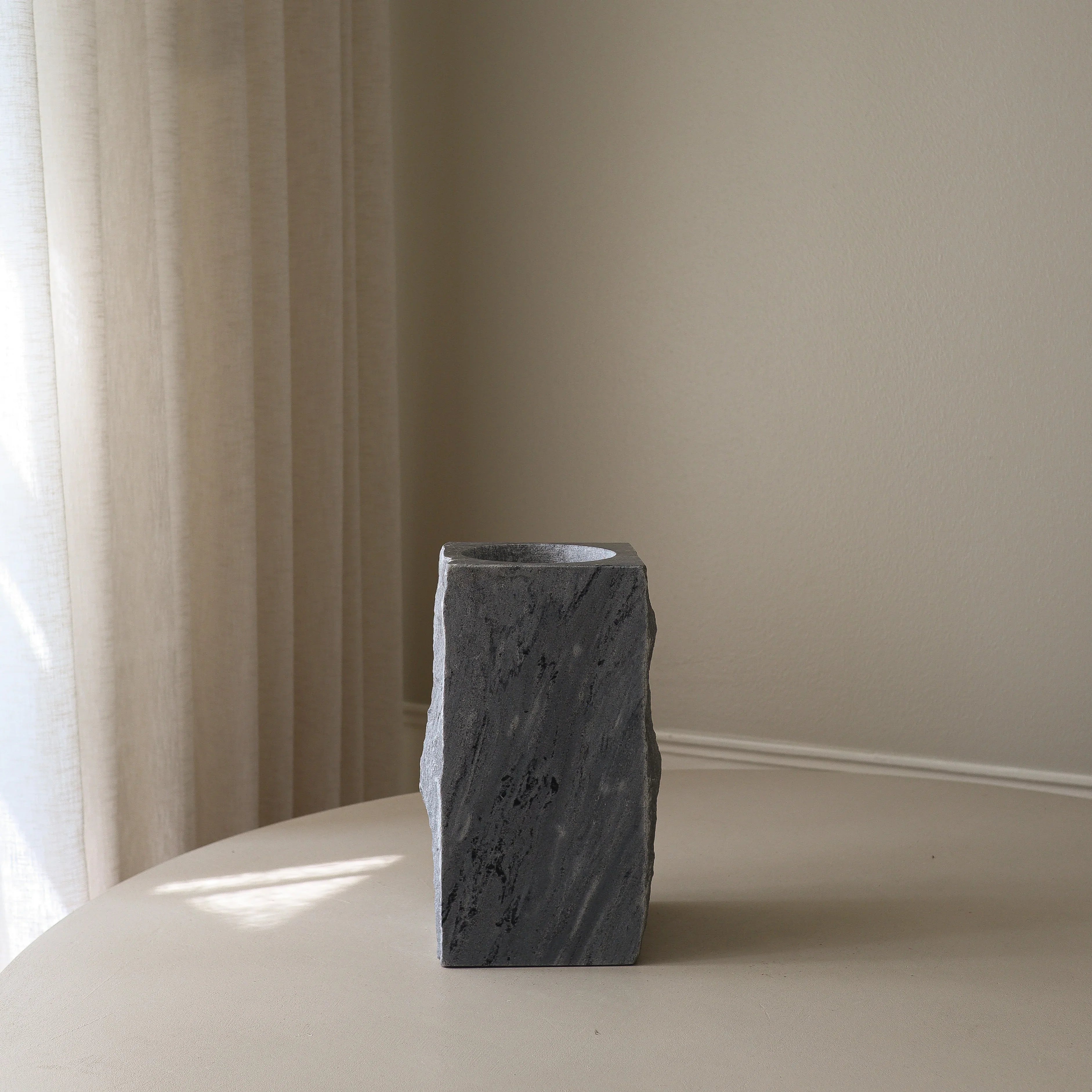 Large Cartier Grey Marble Edge Vase - Premium design vaas van Botane