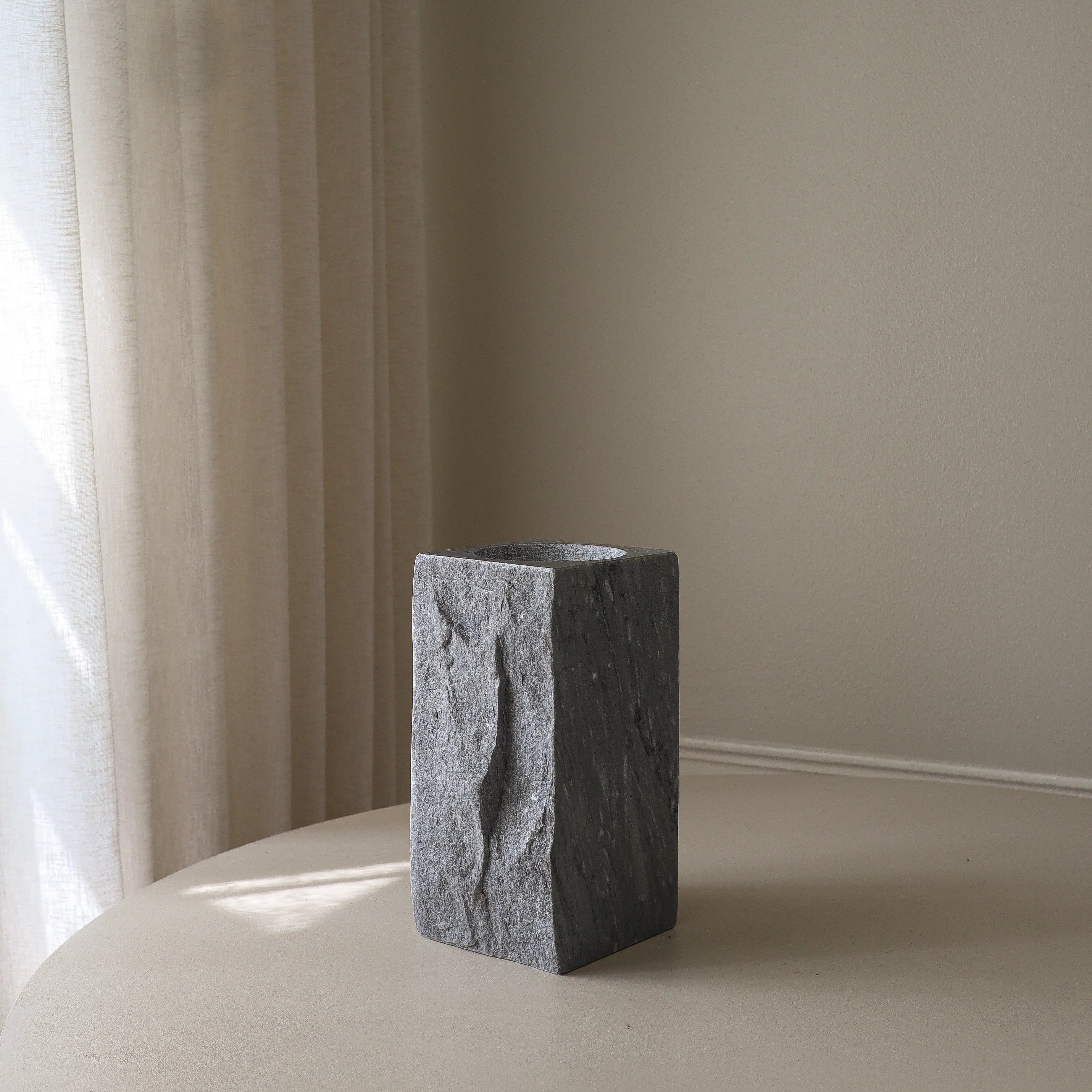 Large Cartier Grey Marble Edge Vase - design vaas detailopname