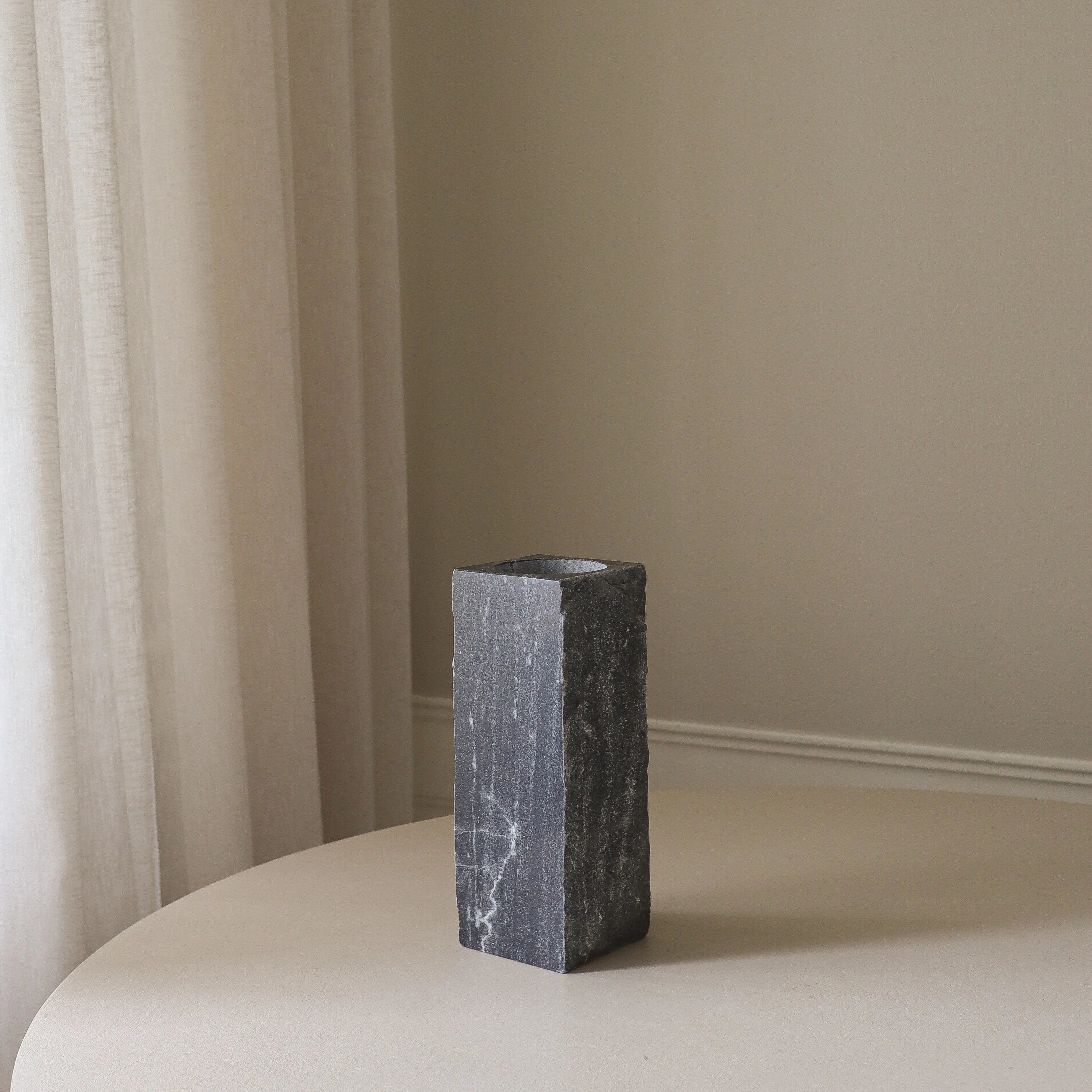 Medium Cartier Grey Marble Edge Vase - design vaas detailopname