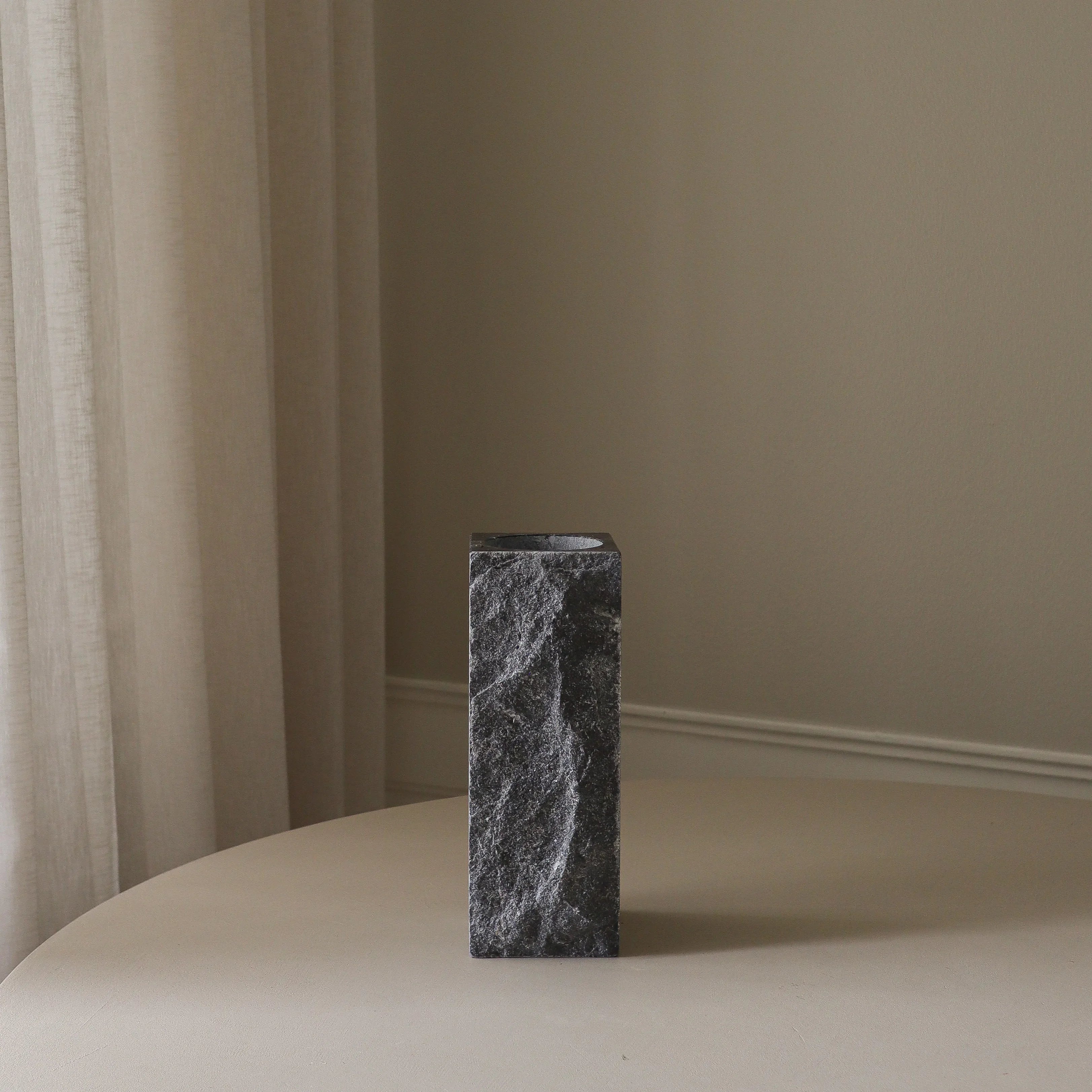 Medium Cartier Grey Marble Edge Vase - design vaas in interieur setting