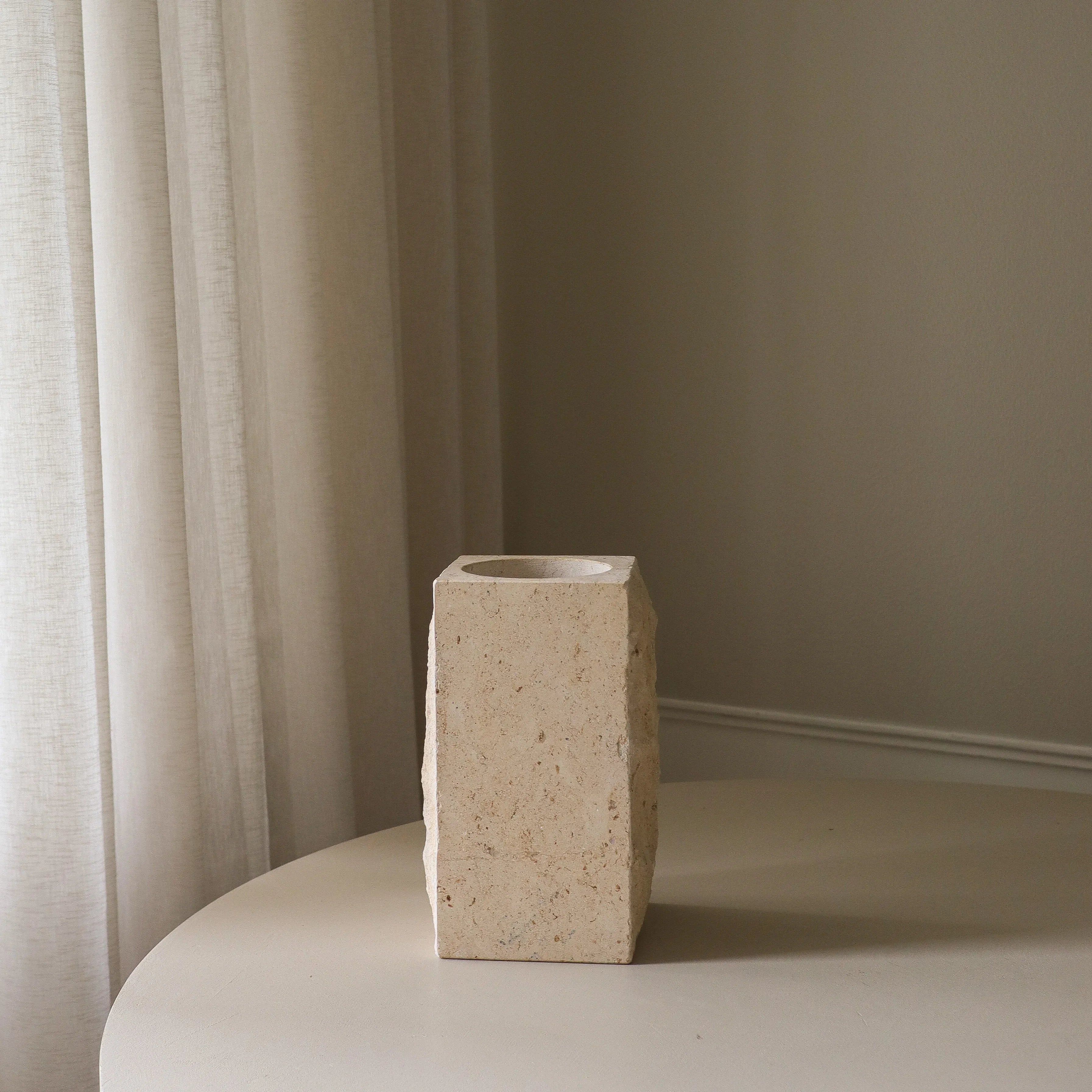 Large Limestone Edge Vase - Premium design vaas van Botane