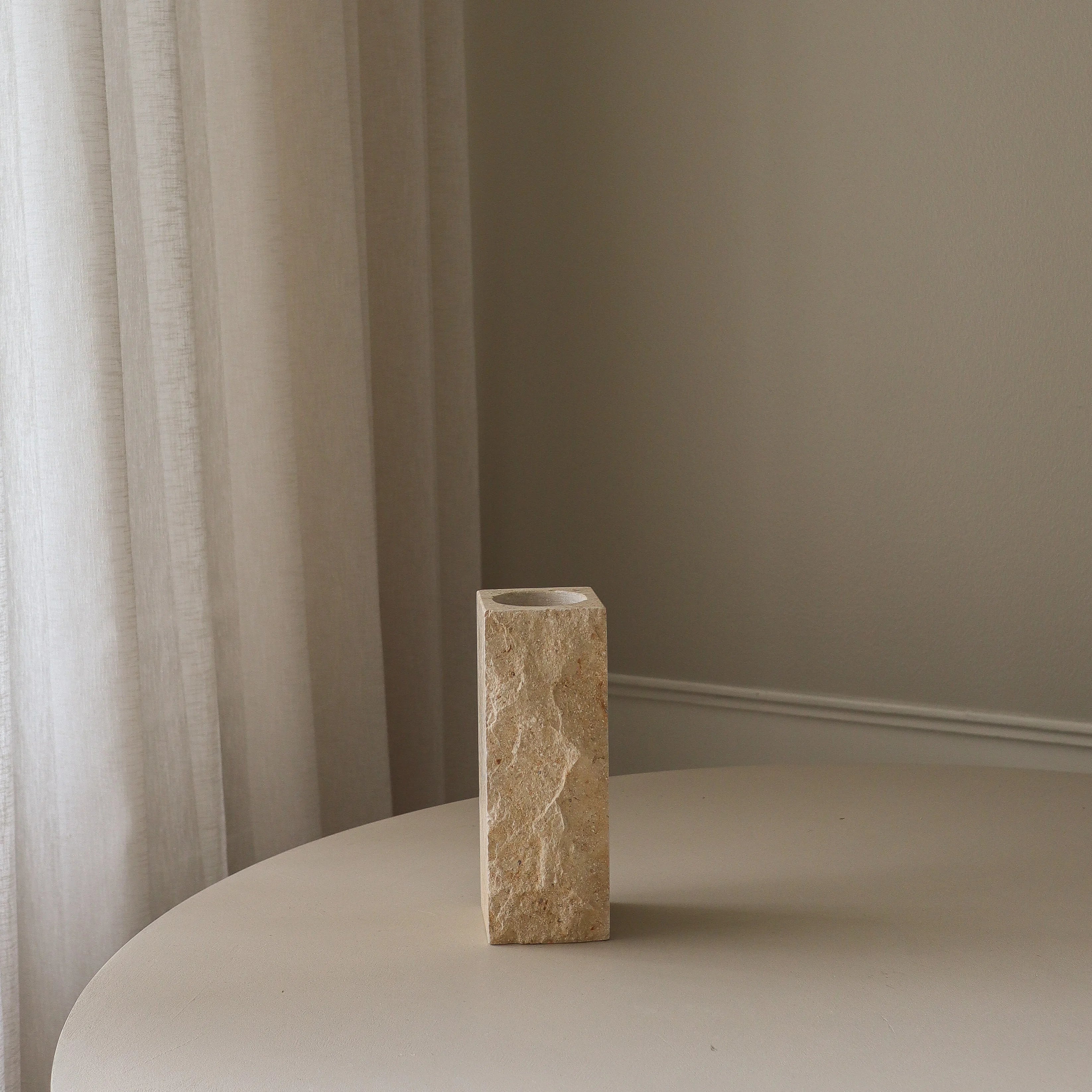Small Limestone Edge Vase - design vaas in interieur setting