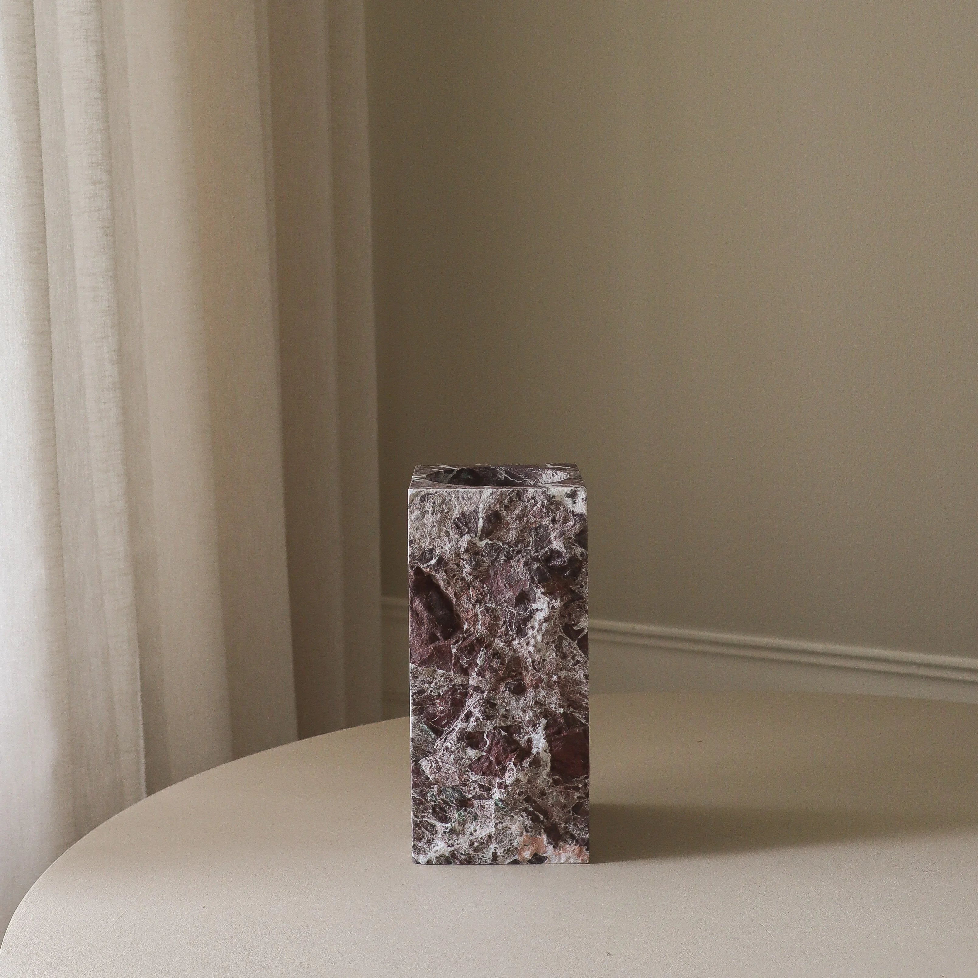 Large Rosso Levanto Marble Edge Vase - design vaas in interieur setting