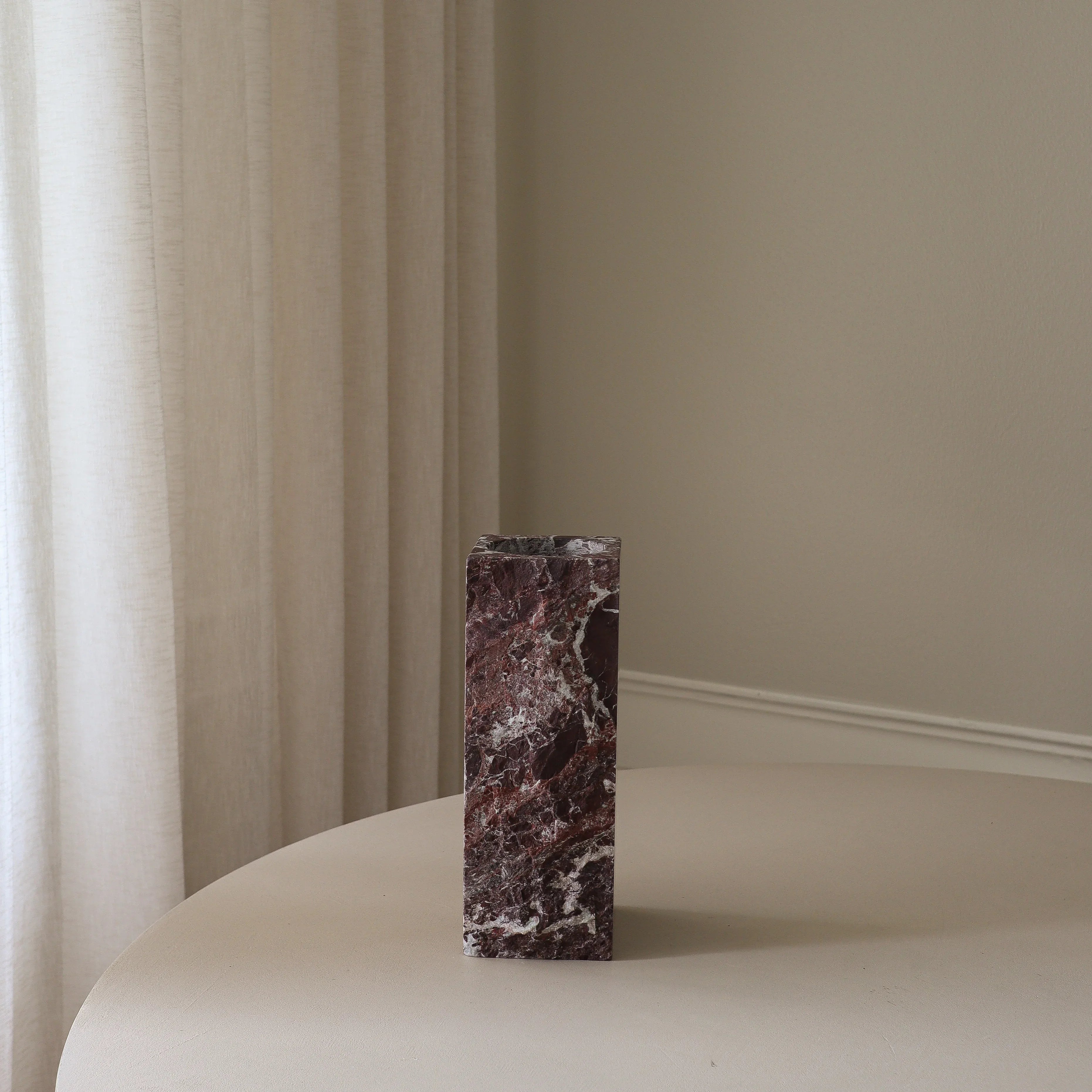 Medium Rosso Levanto Marble Edge Vase - design vaas in interieur setting