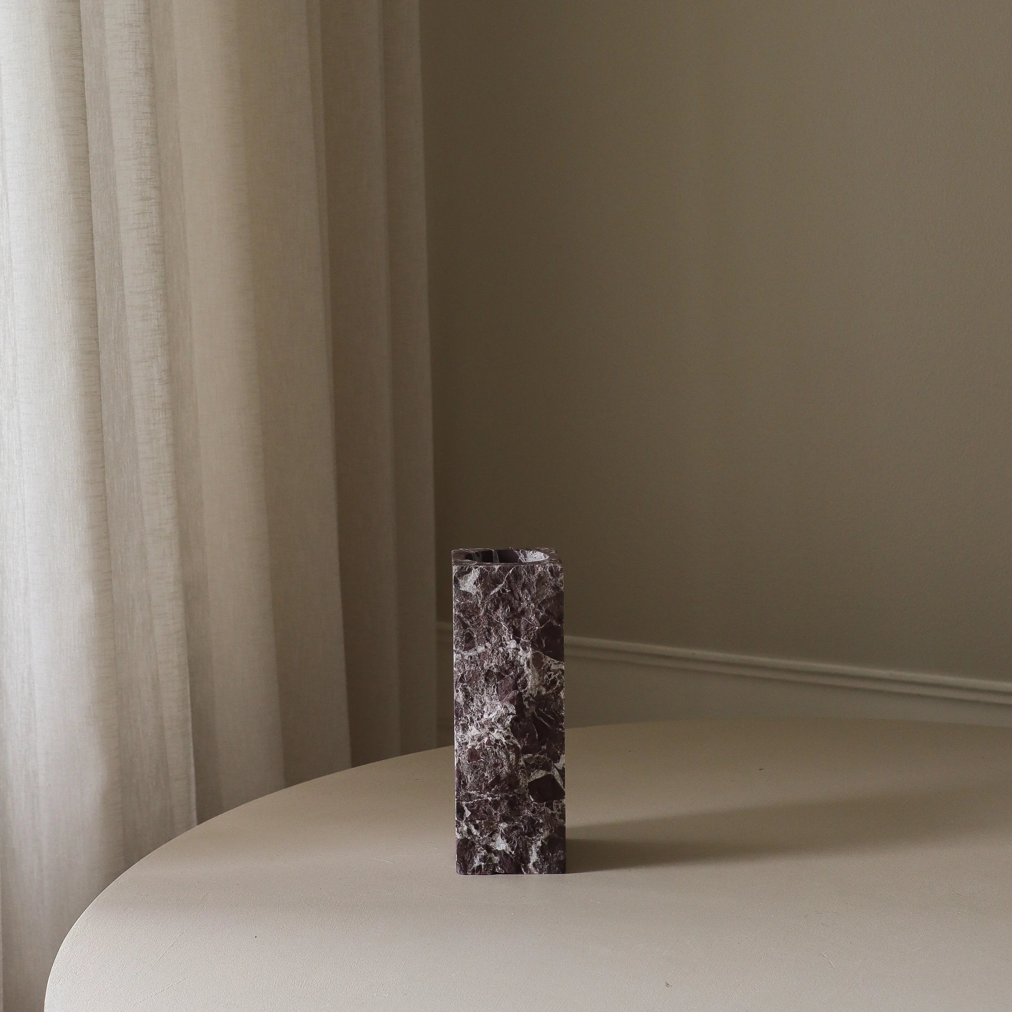 Small Rosso Levanto Marble Edge Vase - design vaas in interieur setting