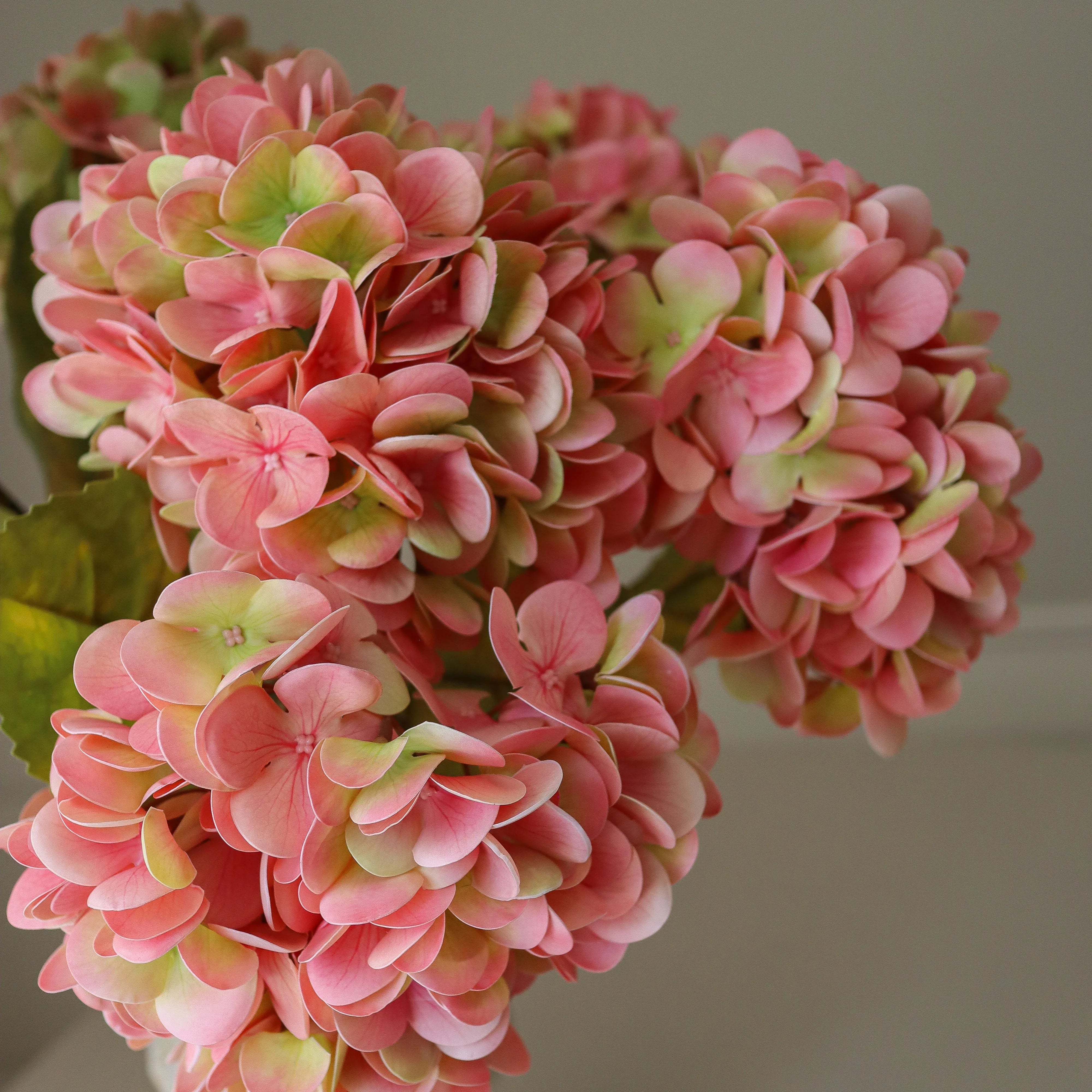 Soft Pink Hydrangea Bouquet - kunstbloemen boeket in interieur setting