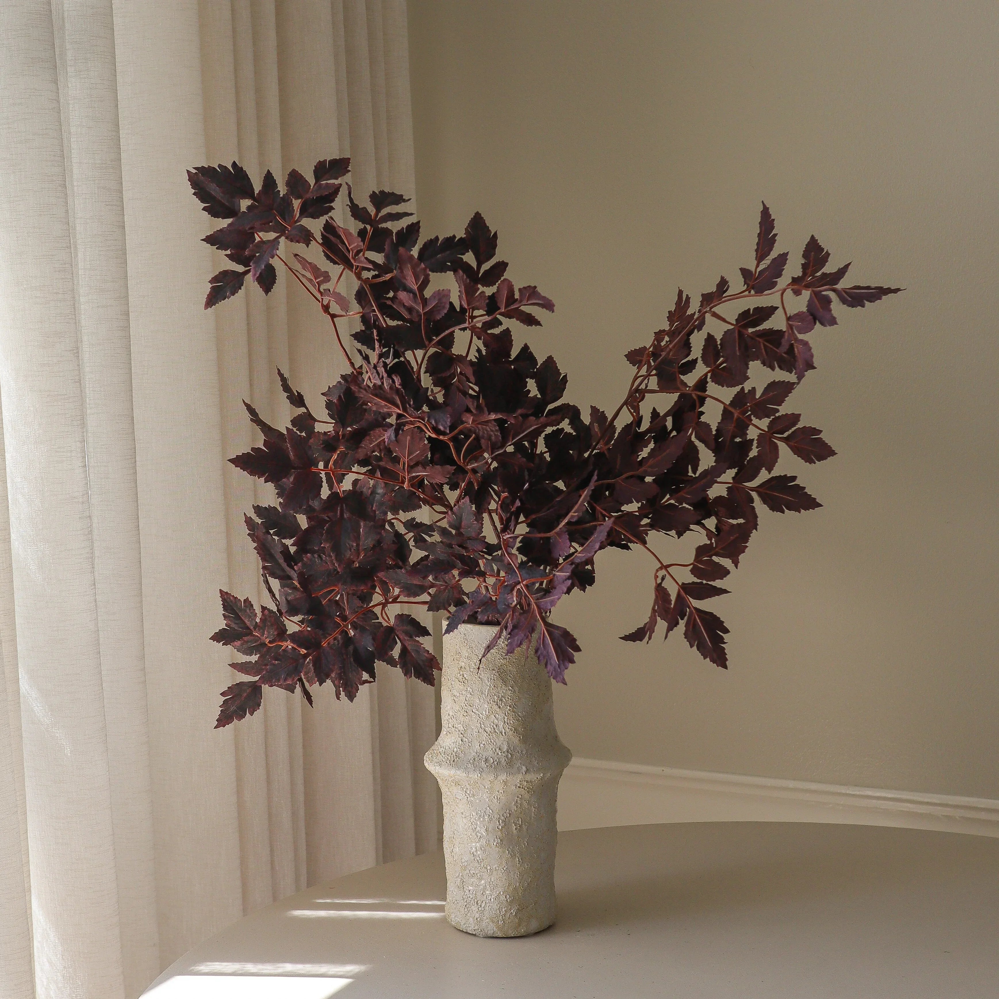 Burgundy Plum Leaves Bouquet Met Large Earth