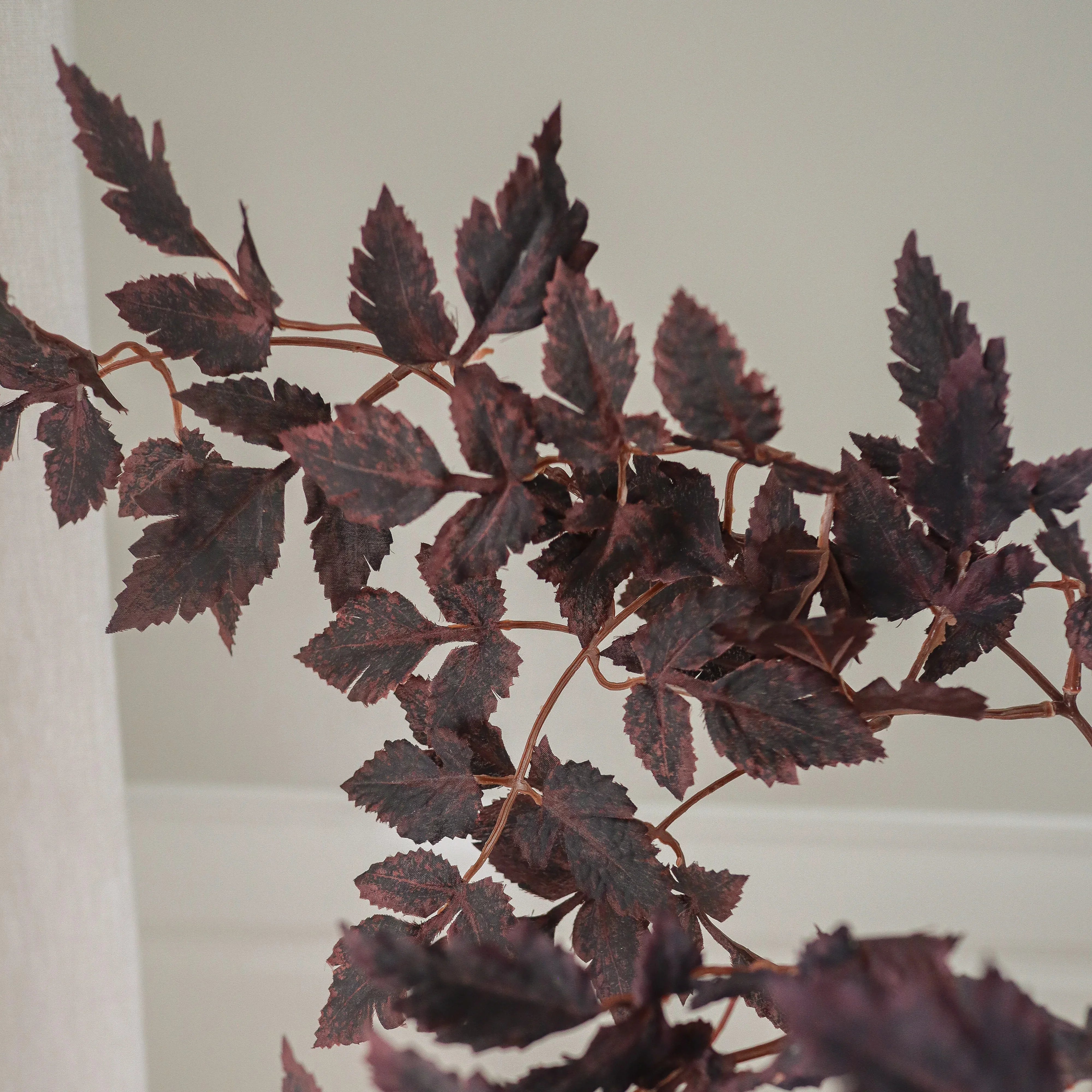 Burgundy Plum Leaves Bouquet - kunstbloemen boeket in interieur setting