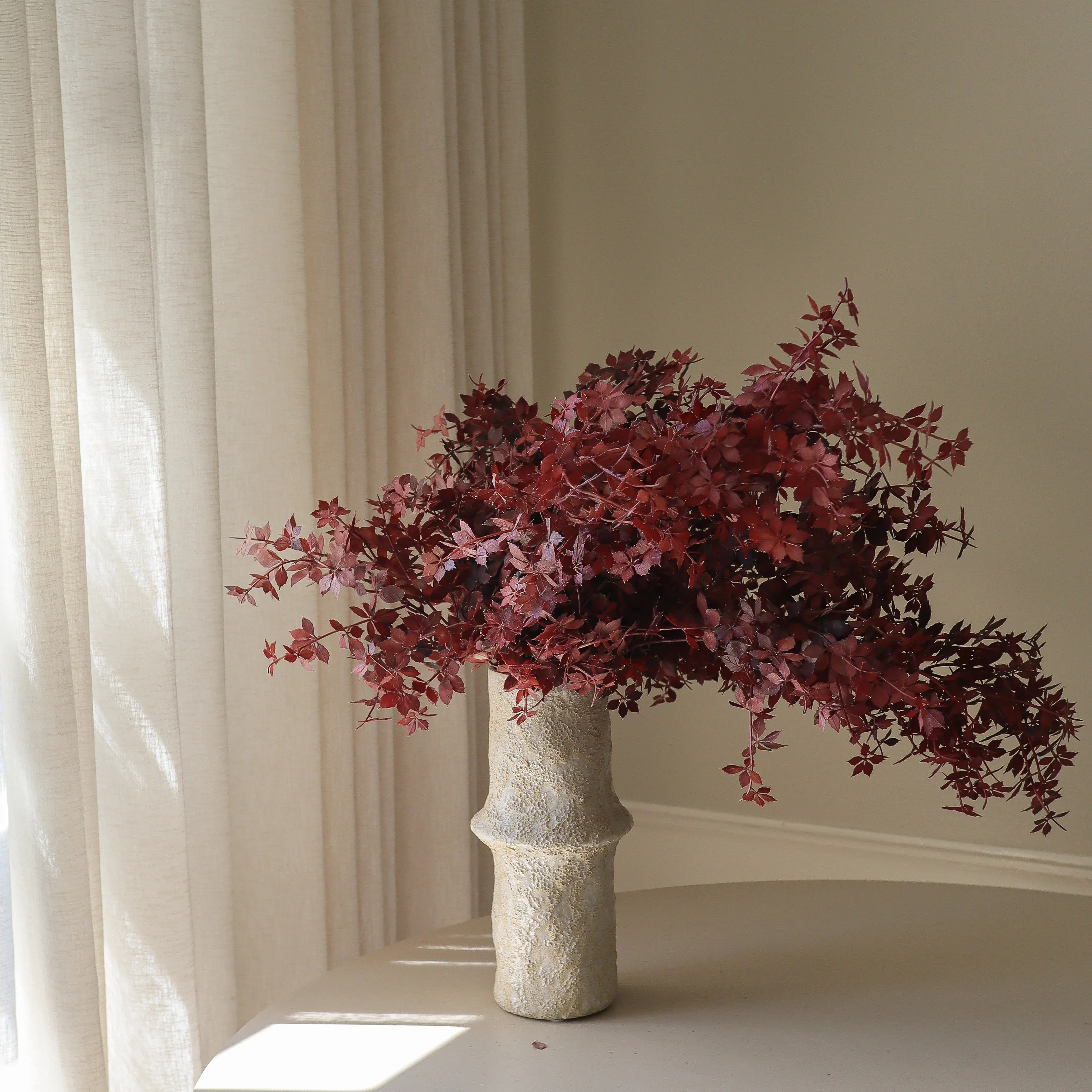 Burgundy Maple Branch Bouquet - kunstbloemen boeket detailopname