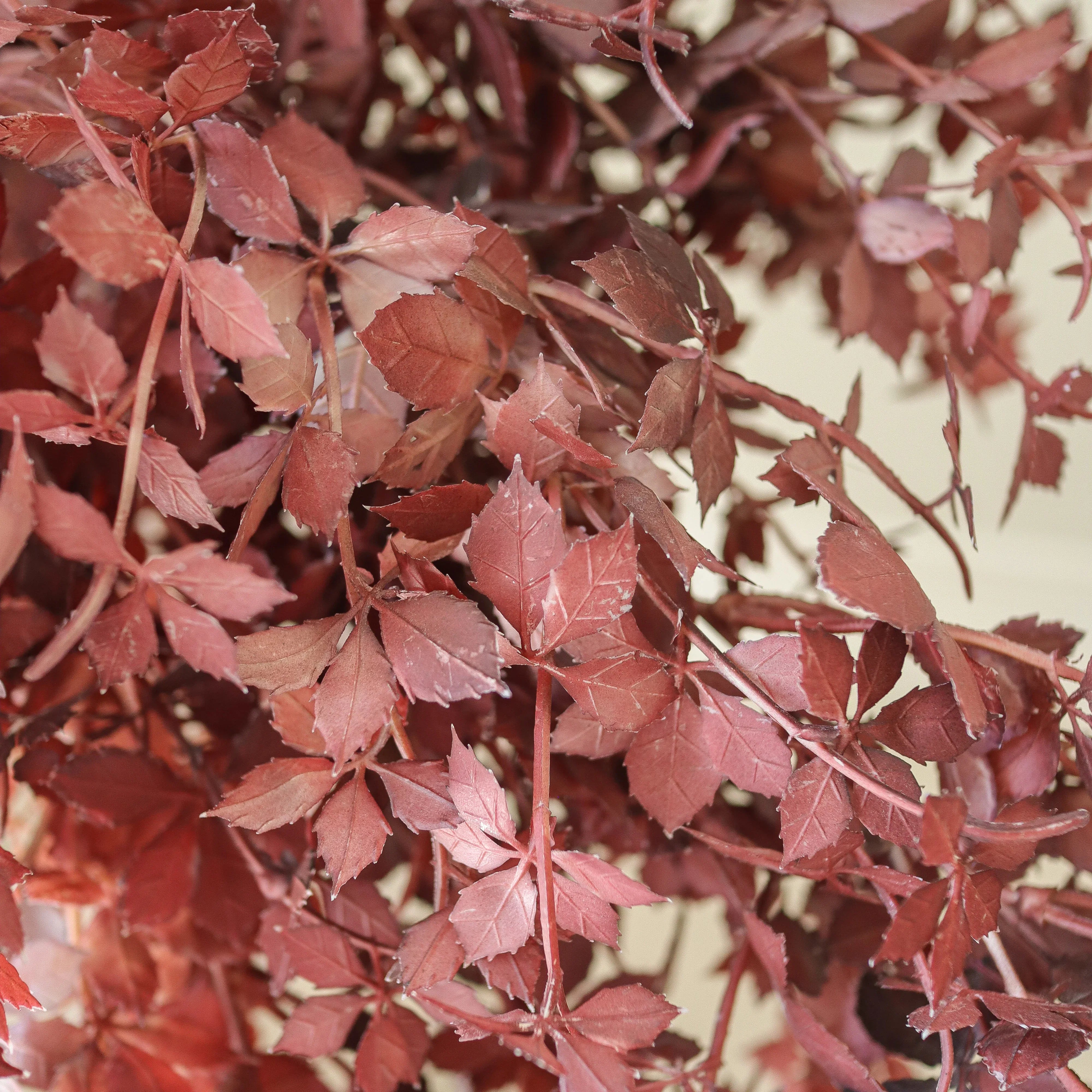 Burgundy Maple Branch Bouquet - kunstbloemen boeket in interieur setting