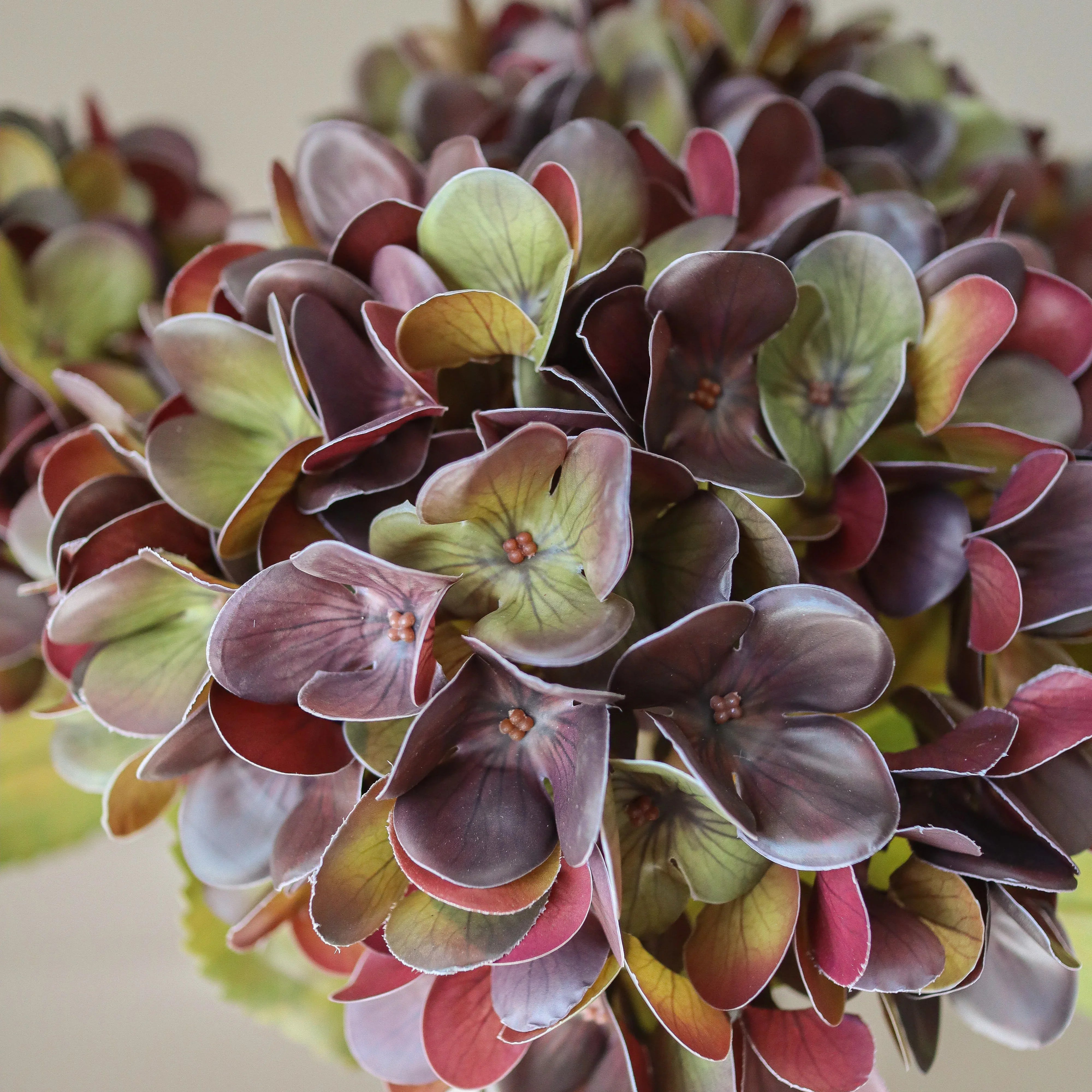 Muted Purple Hydrangea Bouquet - kunstbloemen boeket in interieur setting