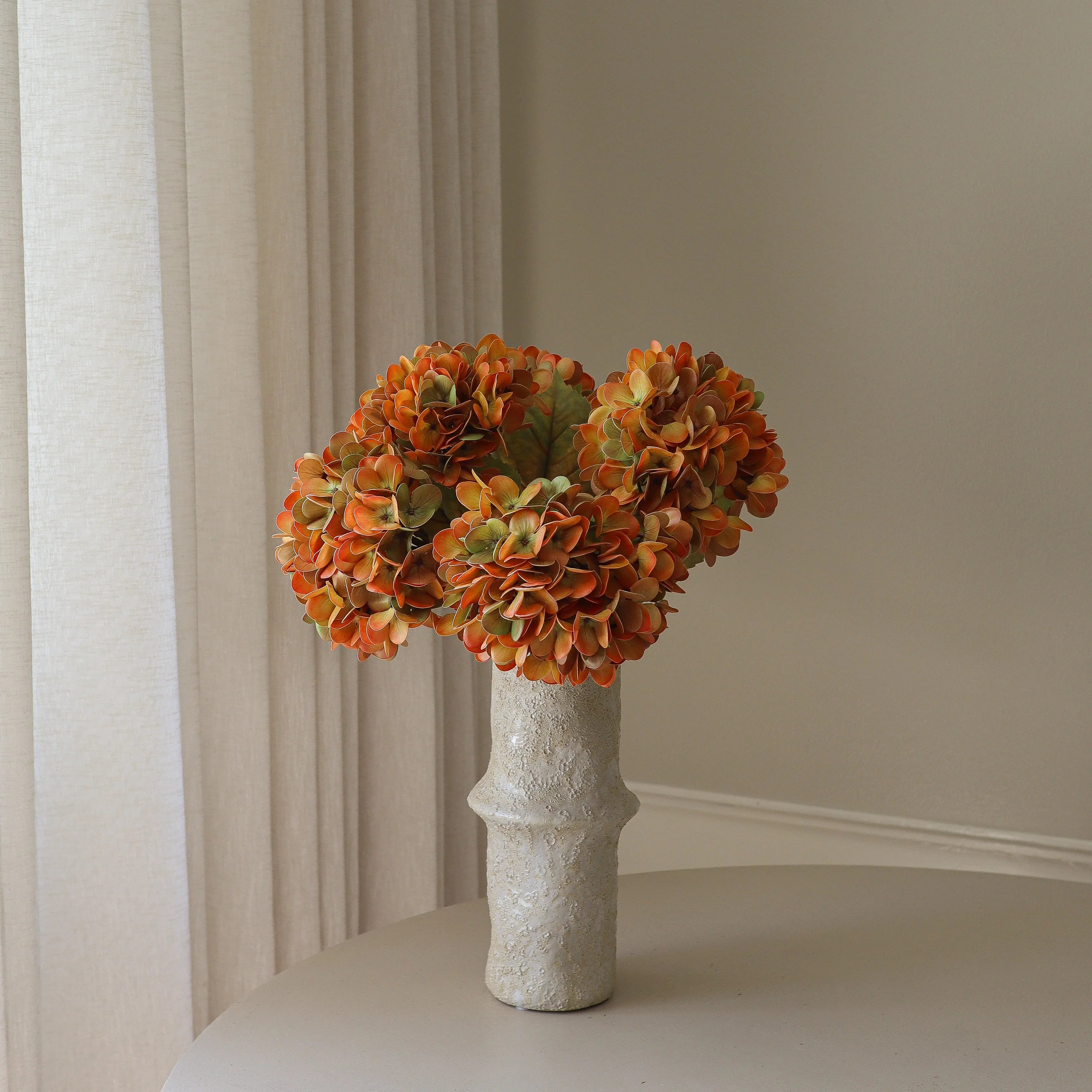 Muted Orange Hydrangea Bouquet - kunstbloemen boeket detailopname