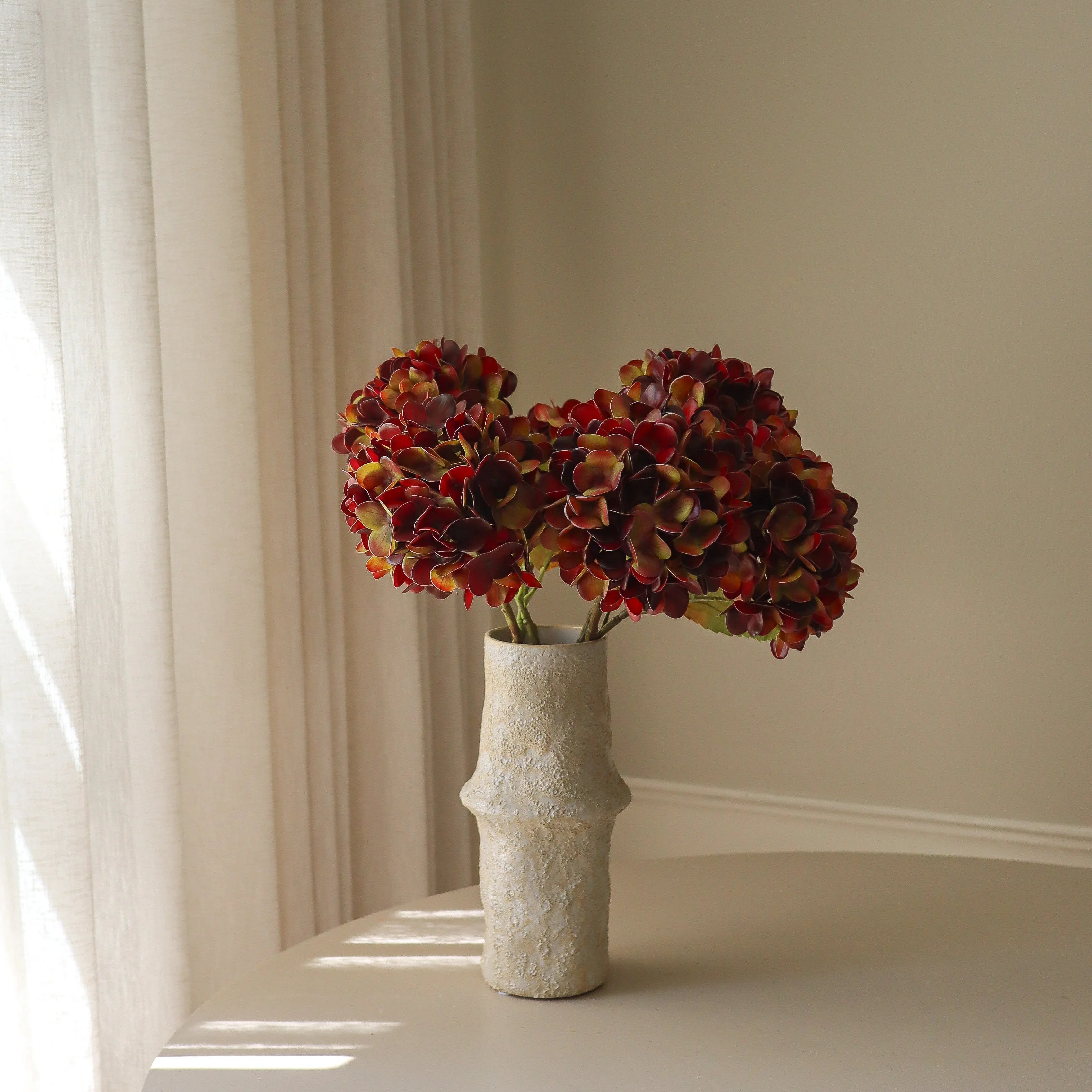 Deep Burgundy Hydrangea Bouquet - kunstbloemen boeket detailopname