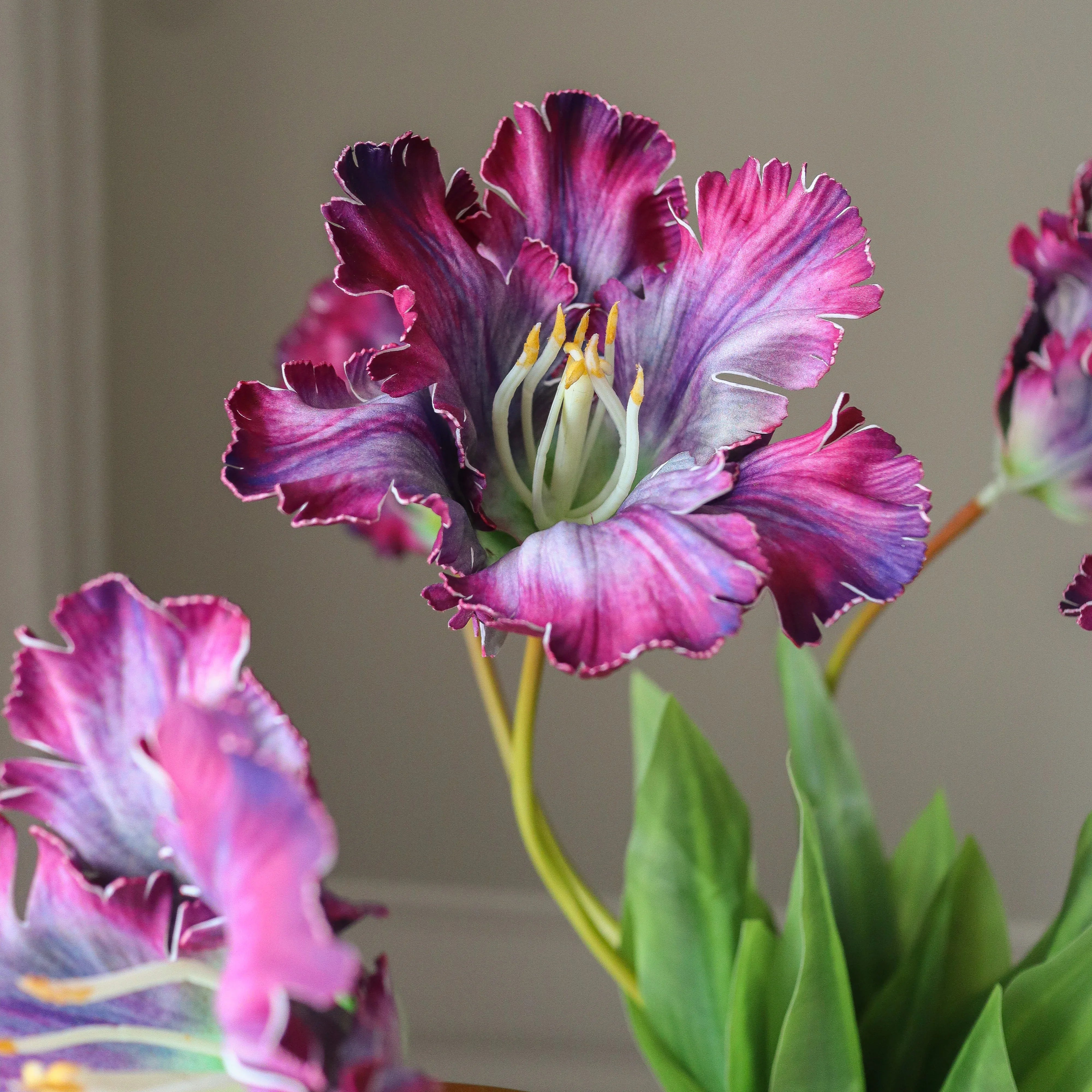 Purple Parrot Tulip Bouquet - kunstbloemen boeket in interieur setting