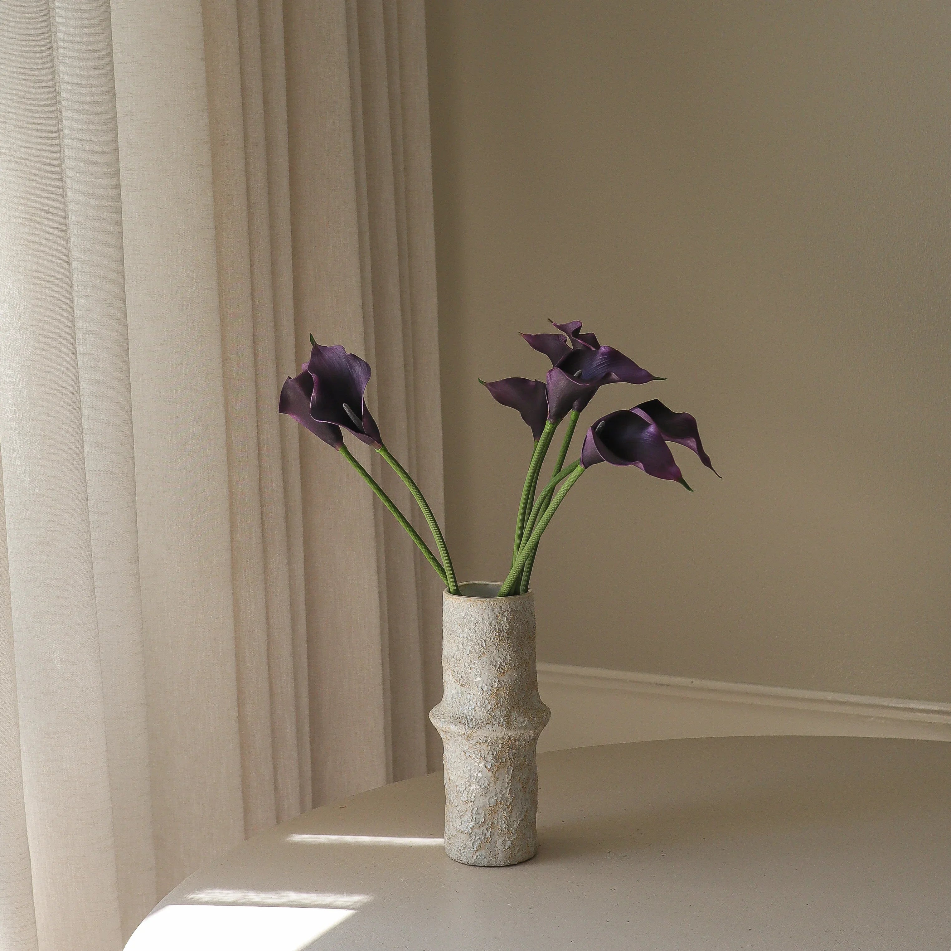 Dark Purple Calla Lily Bouquet - kunstbloemen boeket detailopname