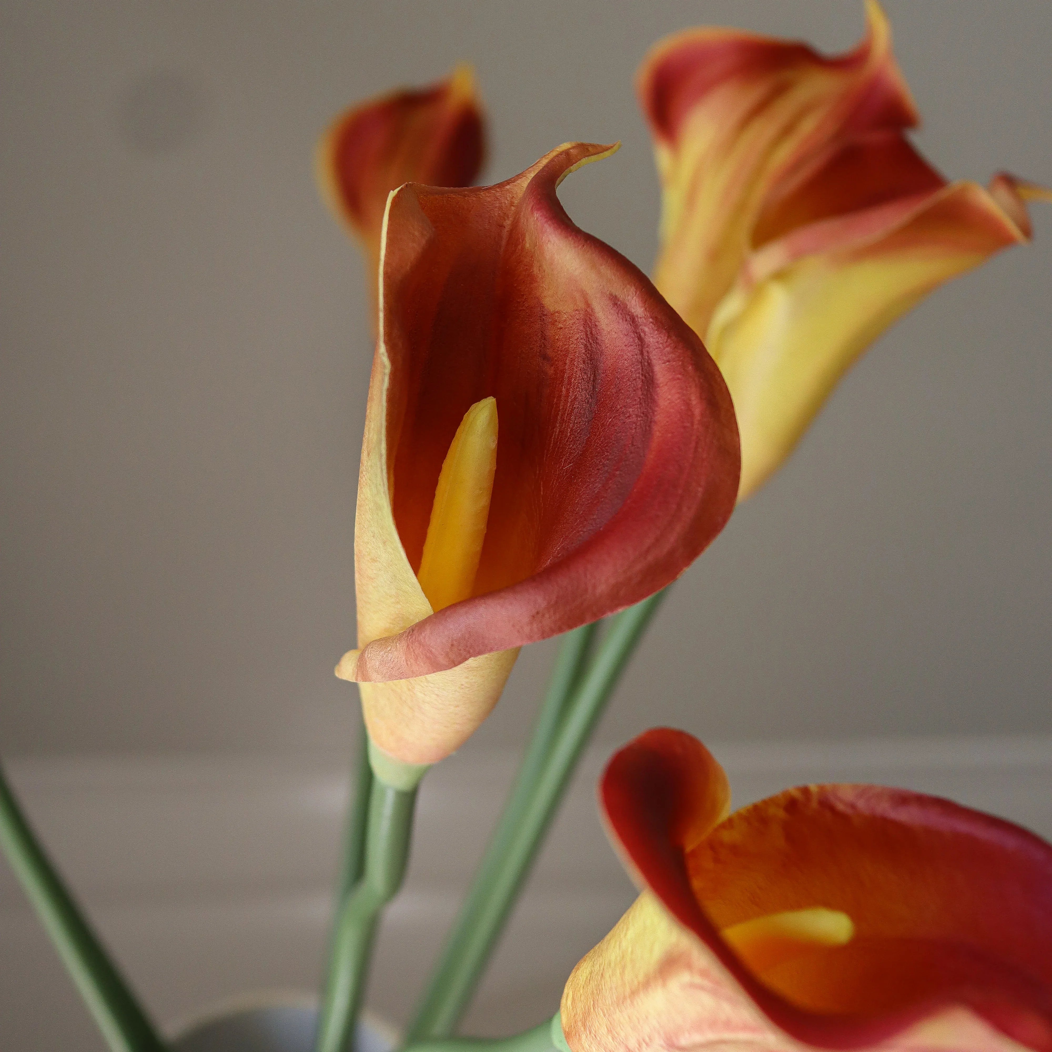 Orange Calla Lily Bouquet - kunstbloemen boeket in interieur setting