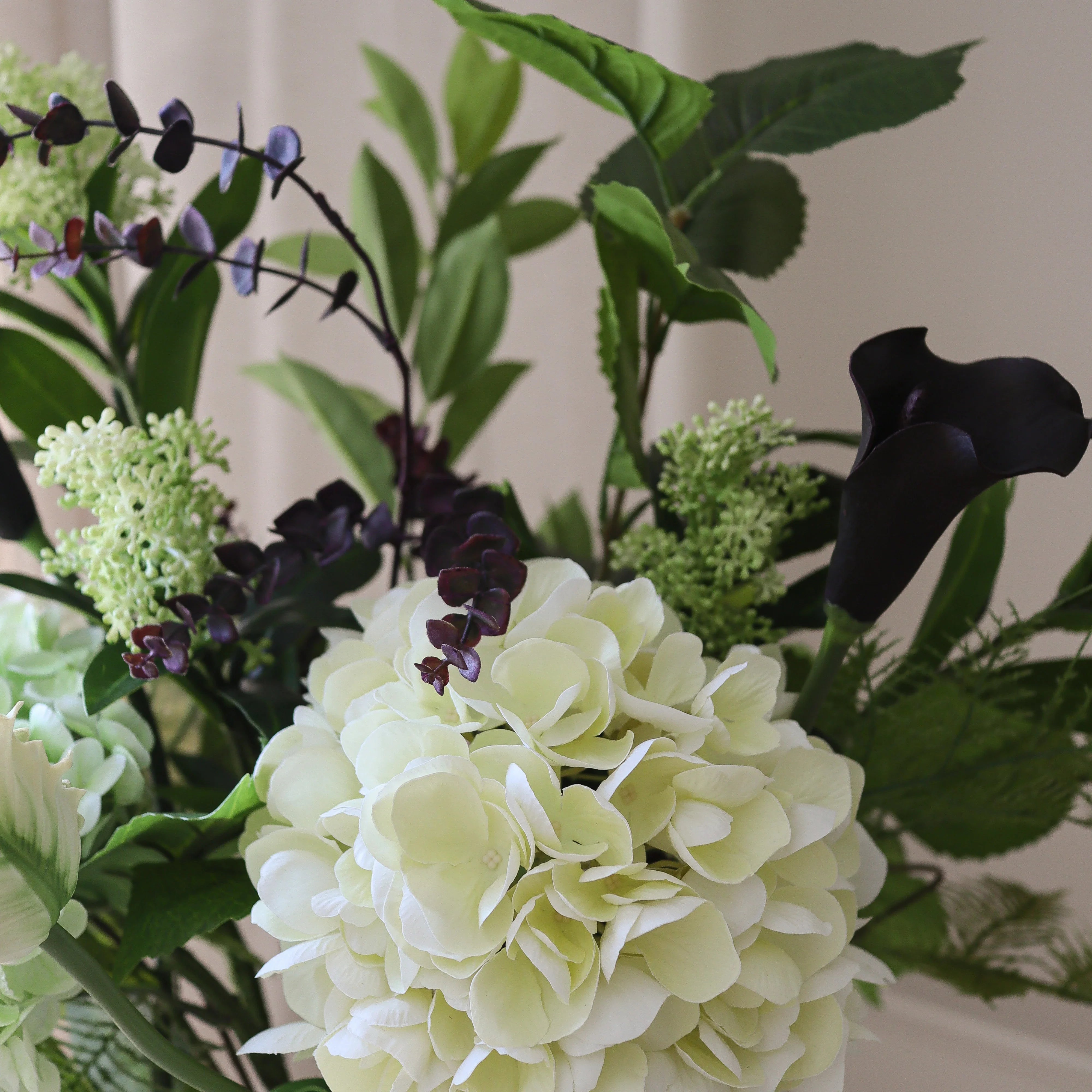 Moonlit Garden Bouquet - kunstbloemen boeket in interieur setting