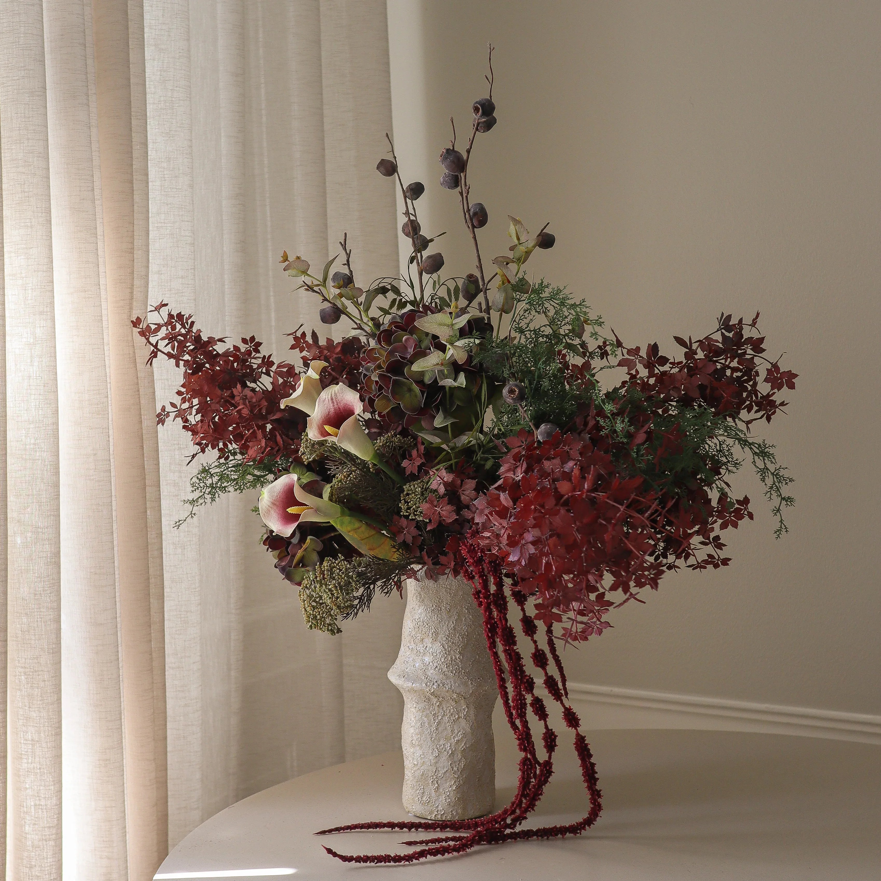 Burgundy Muse Bouquet - kunstbloemen boeket detailopname