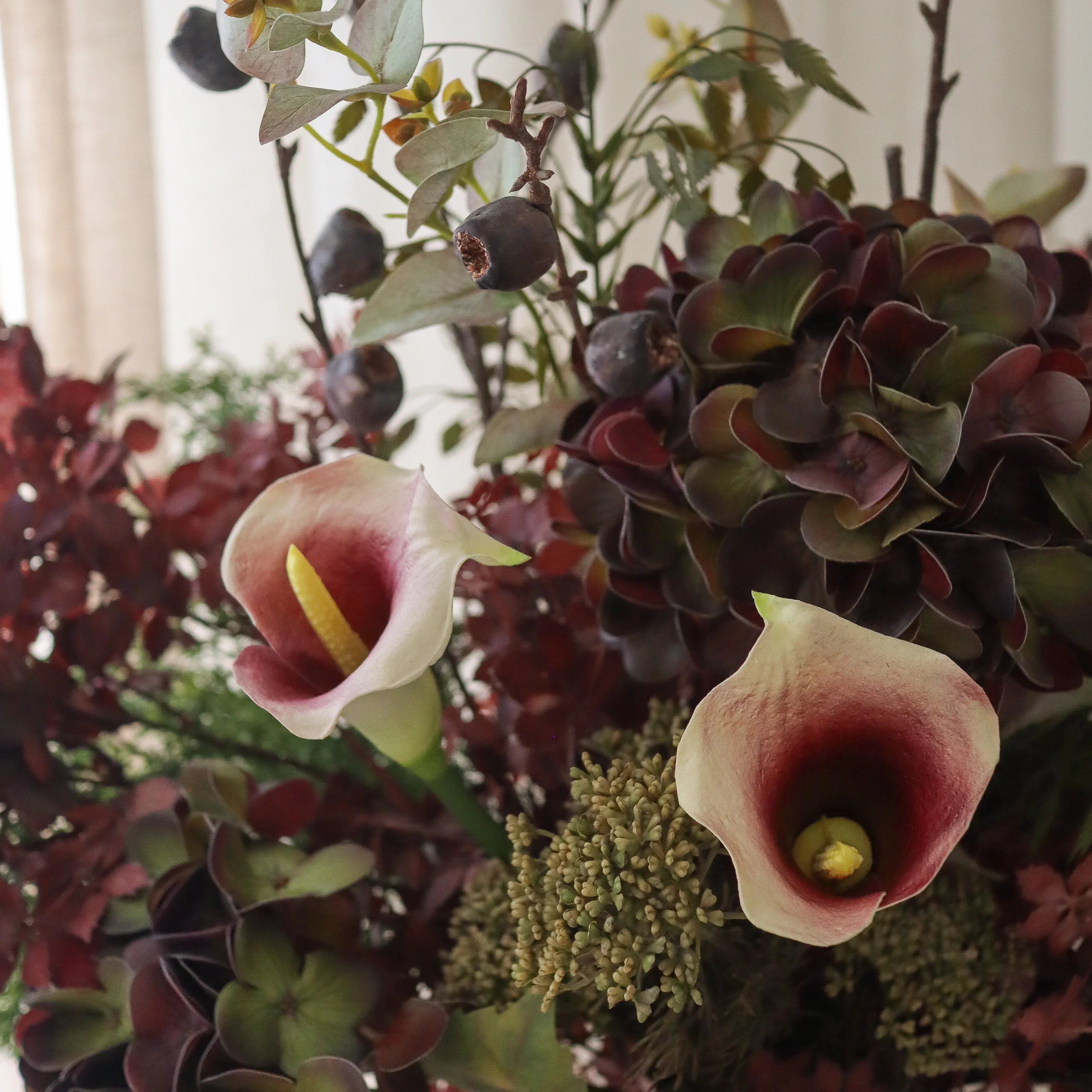 Burgundy Muse Bouquet - kunstbloemen boeket in interieur setting