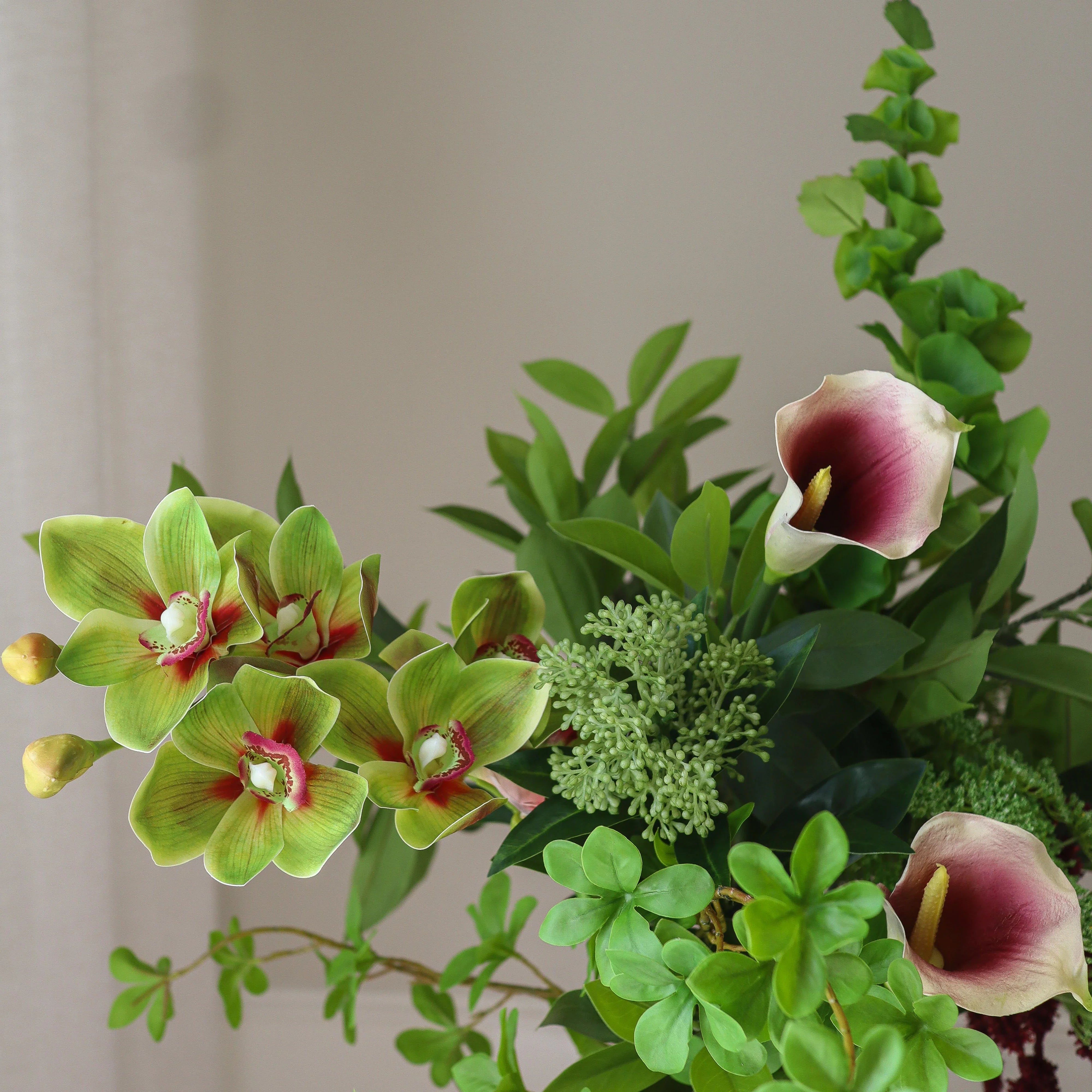 Wild Grove Bouquet - kunstbloemen boeket in interieur setting