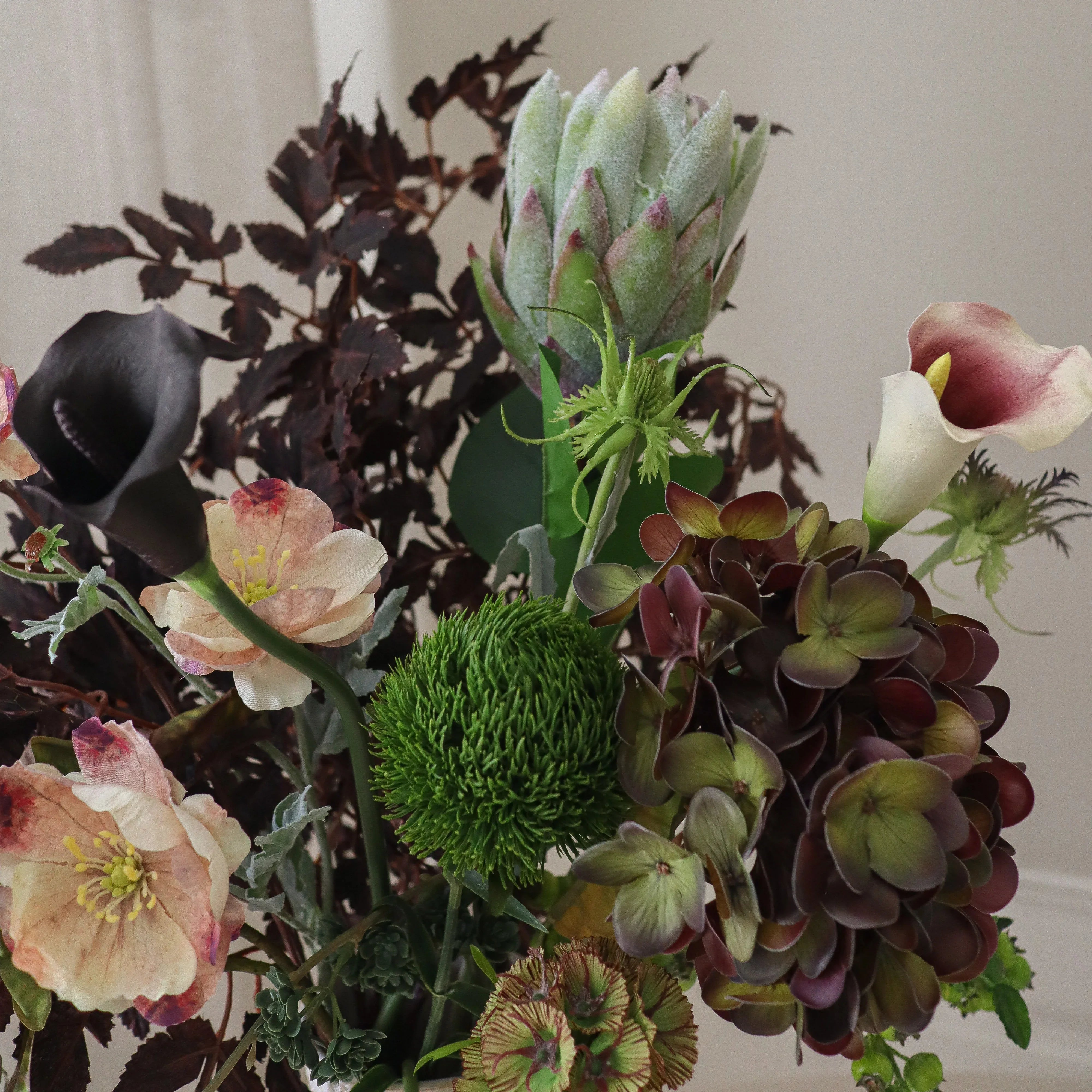 Mulberry Garden Bouquet - kunstbloemen boeket in interieur setting