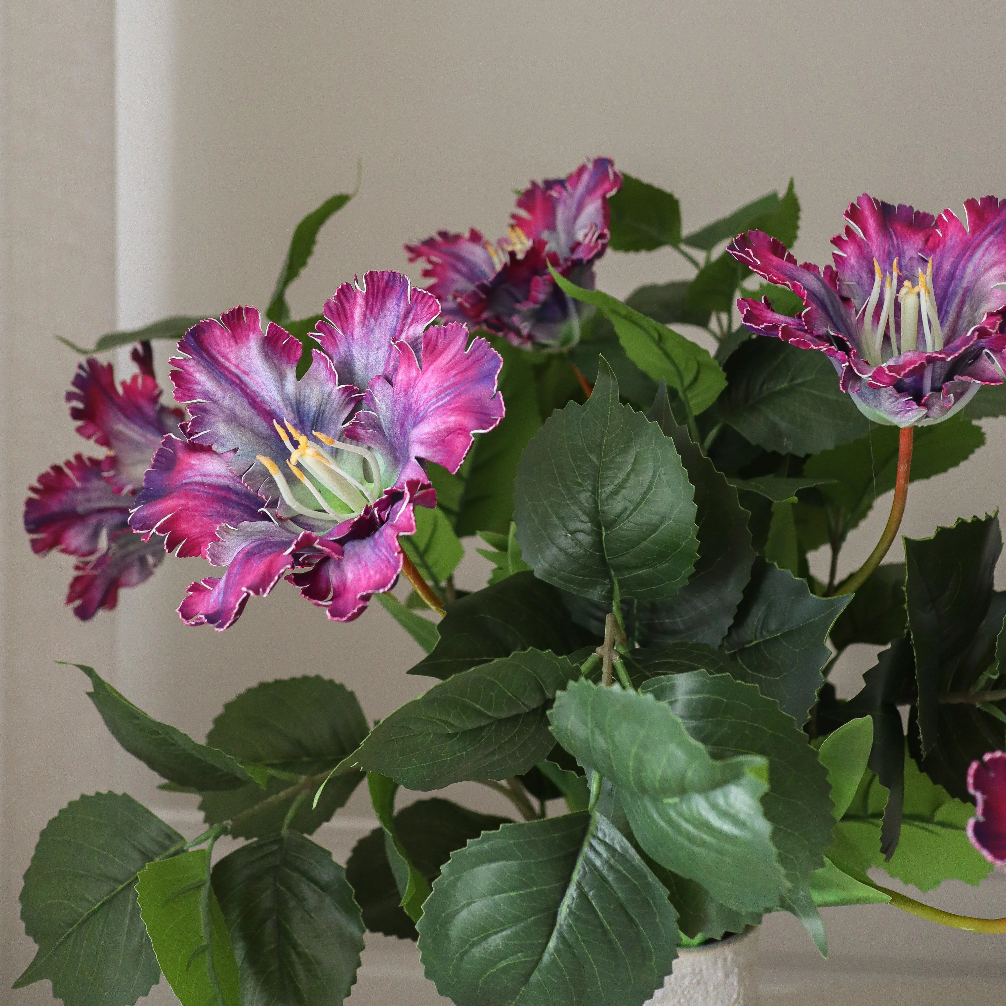 Plum Velvet Bouquet - kunstbloemen boeket in interieur setting