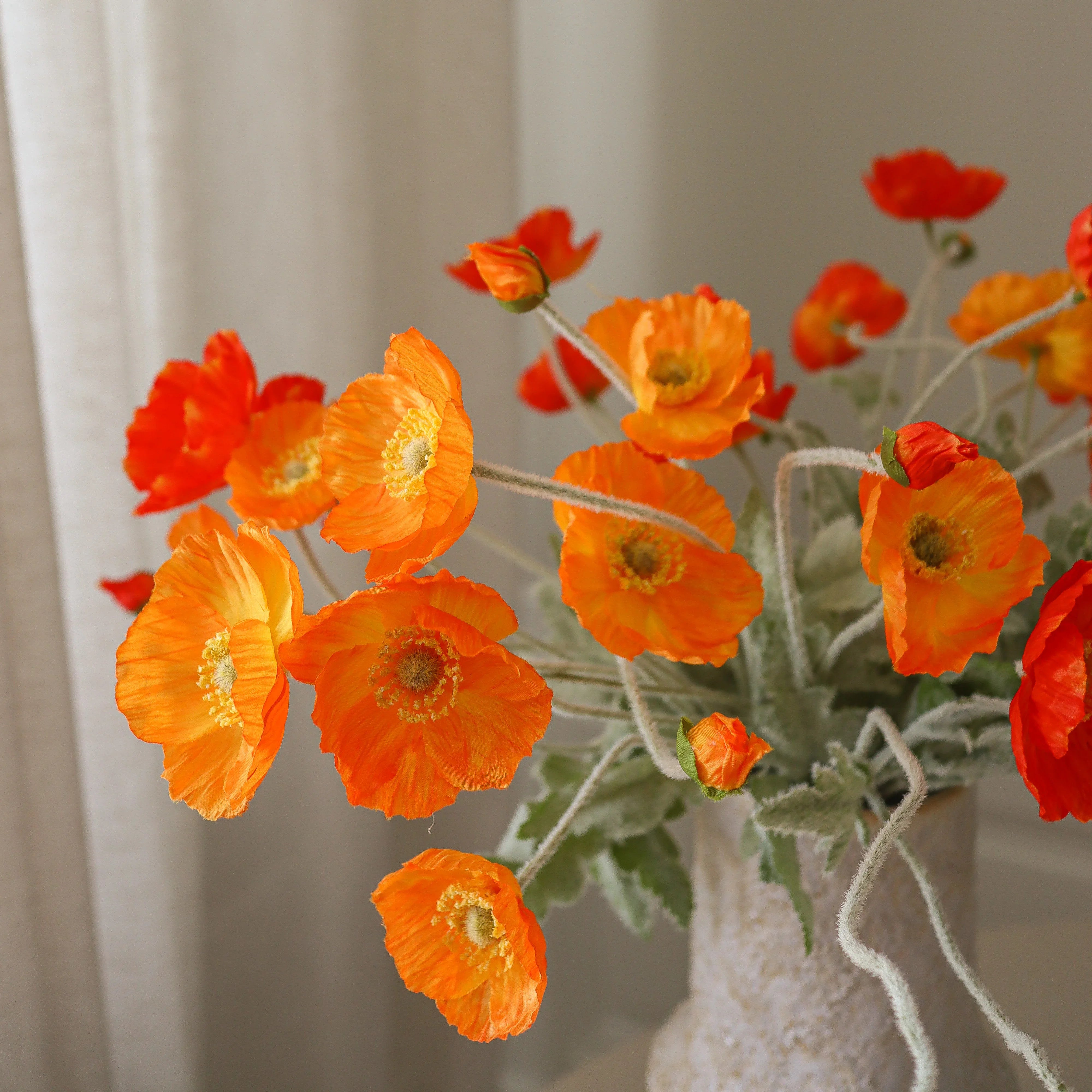 Poppy Sunset Bouquet - kunstbloemen boeket in interieur setting