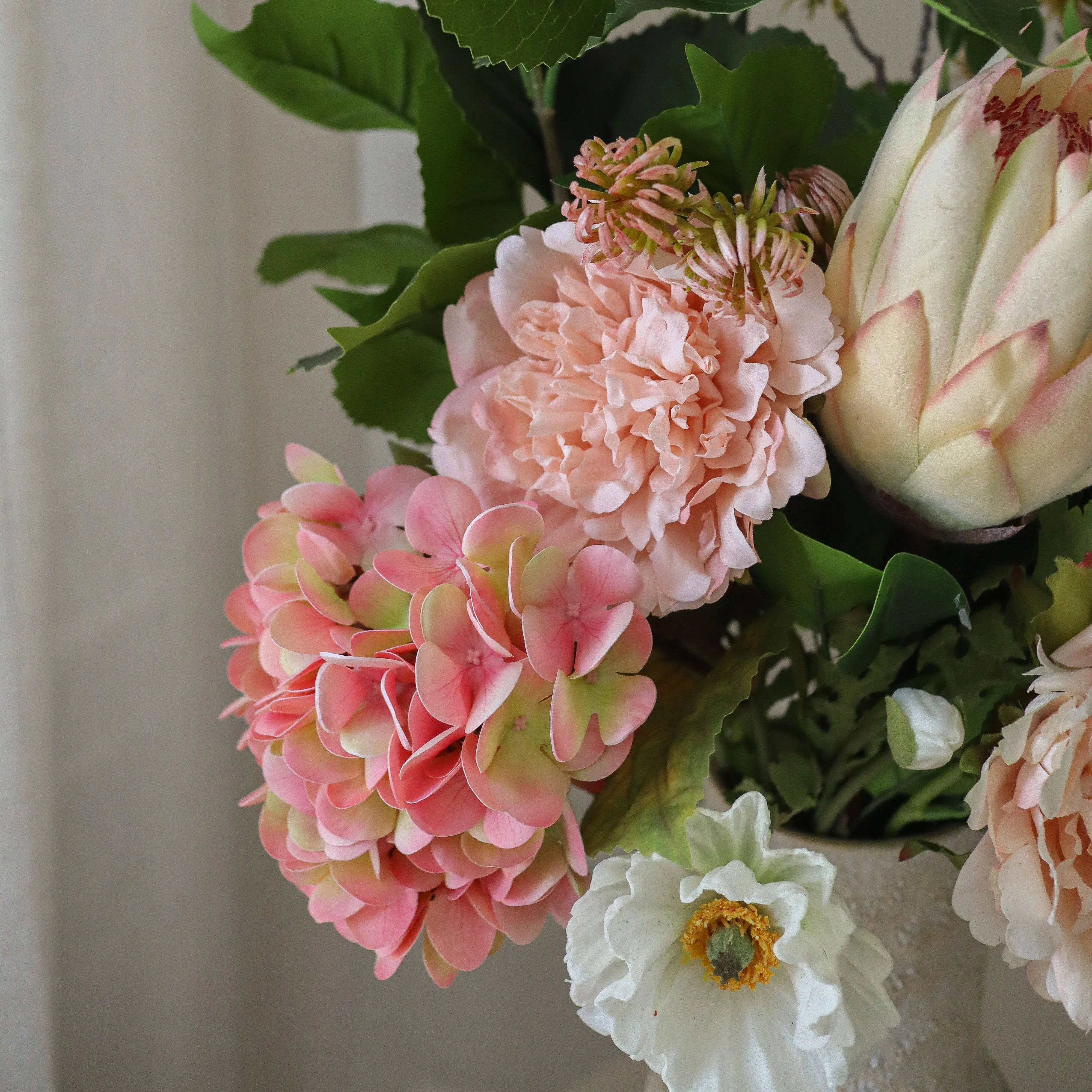 Blush Protea Bouquet - kunstbloemen boeket in interieur setting