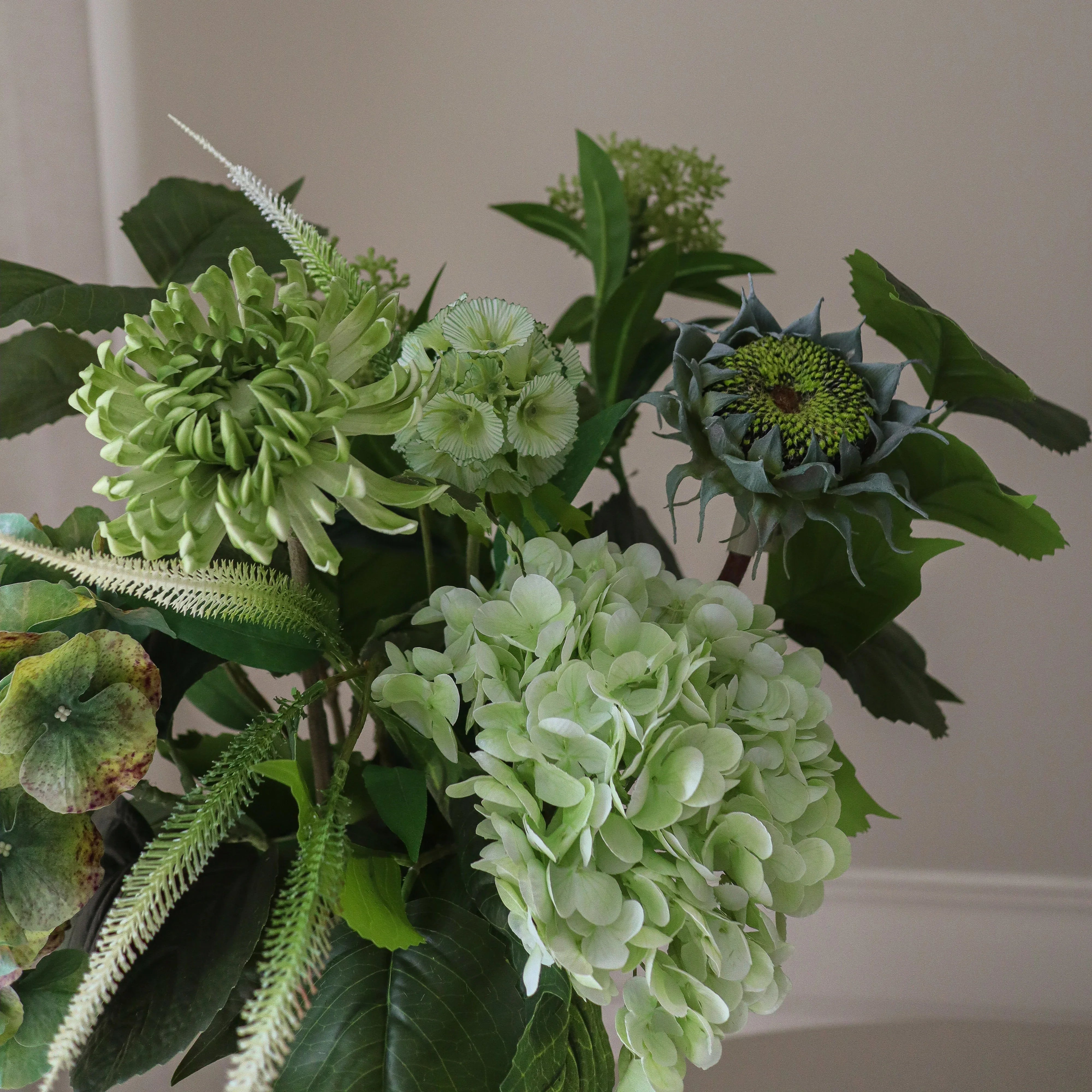 Sage Garden Bouquet - kunstbloemen boeket in interieur setting
