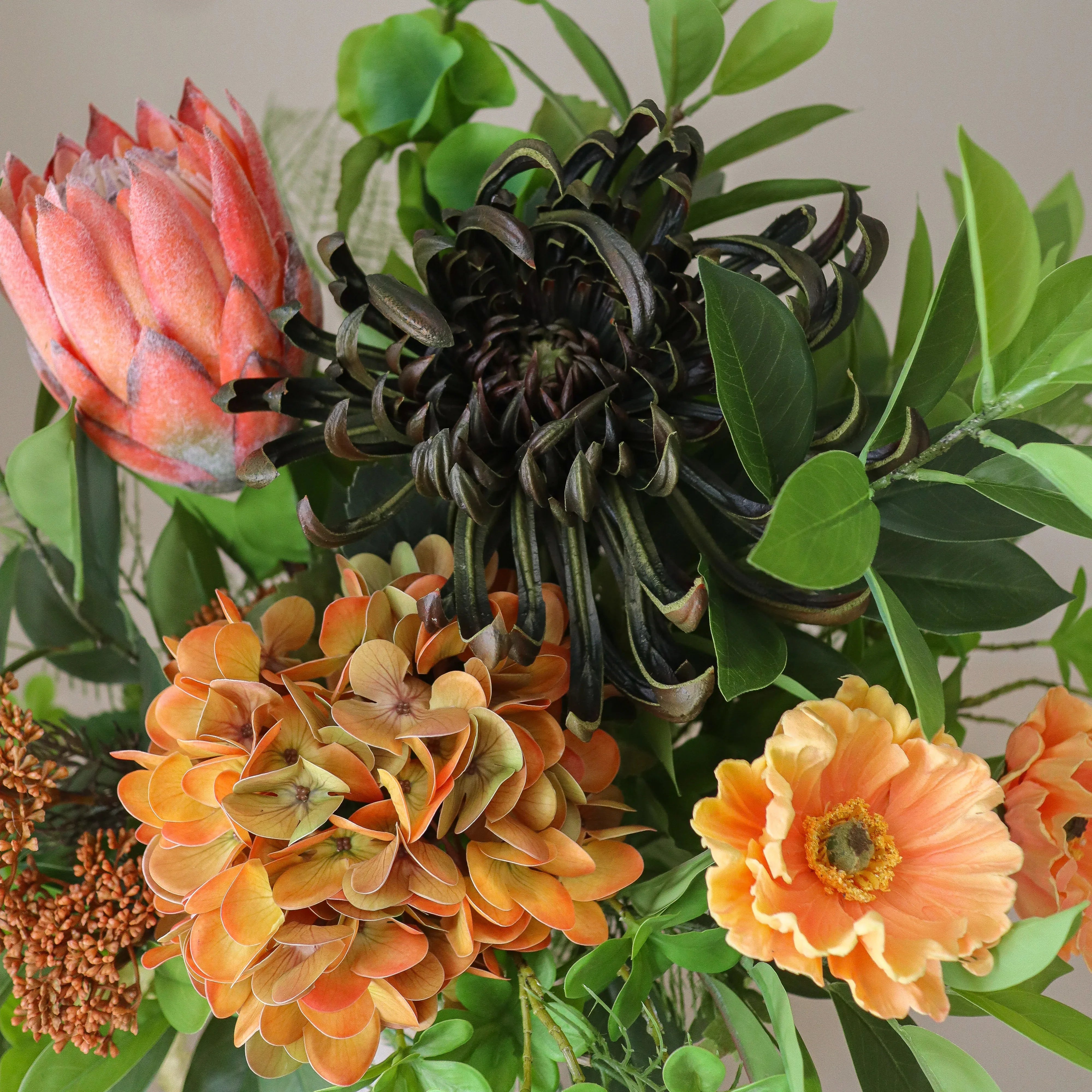 Copper Bloom Bouquet - kunstbloemen boeket in interieur setting