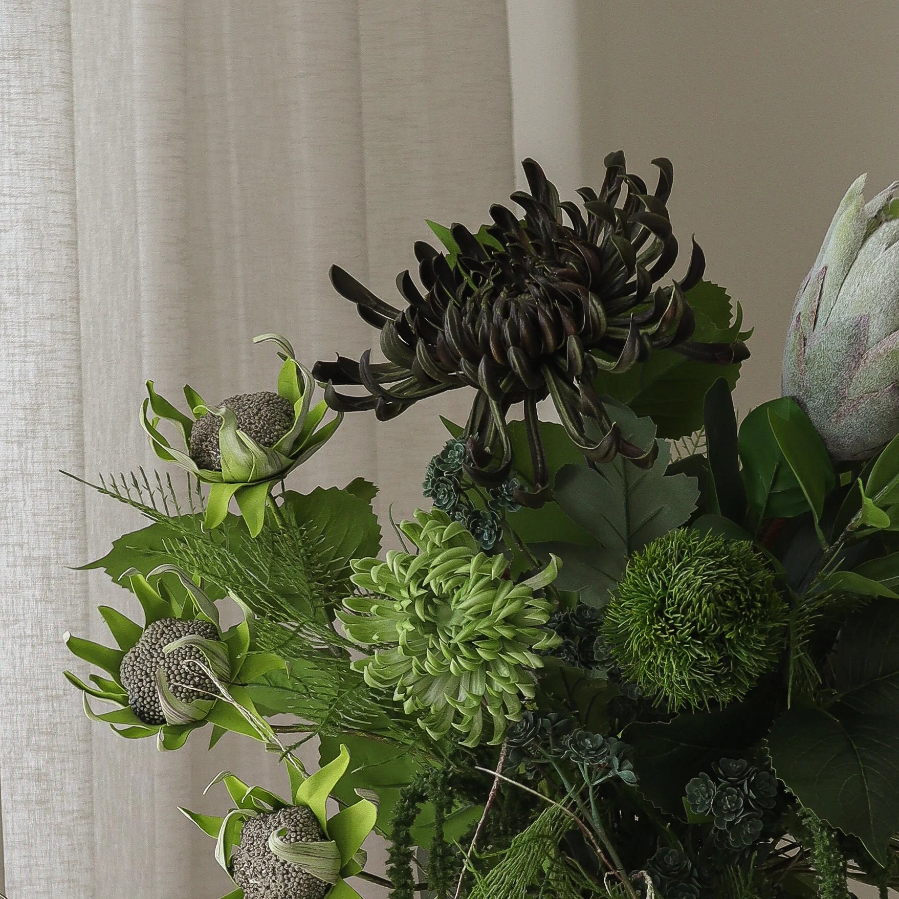 Forest Eclipse Bouquet - kunstbloemen boeket in interieur setting