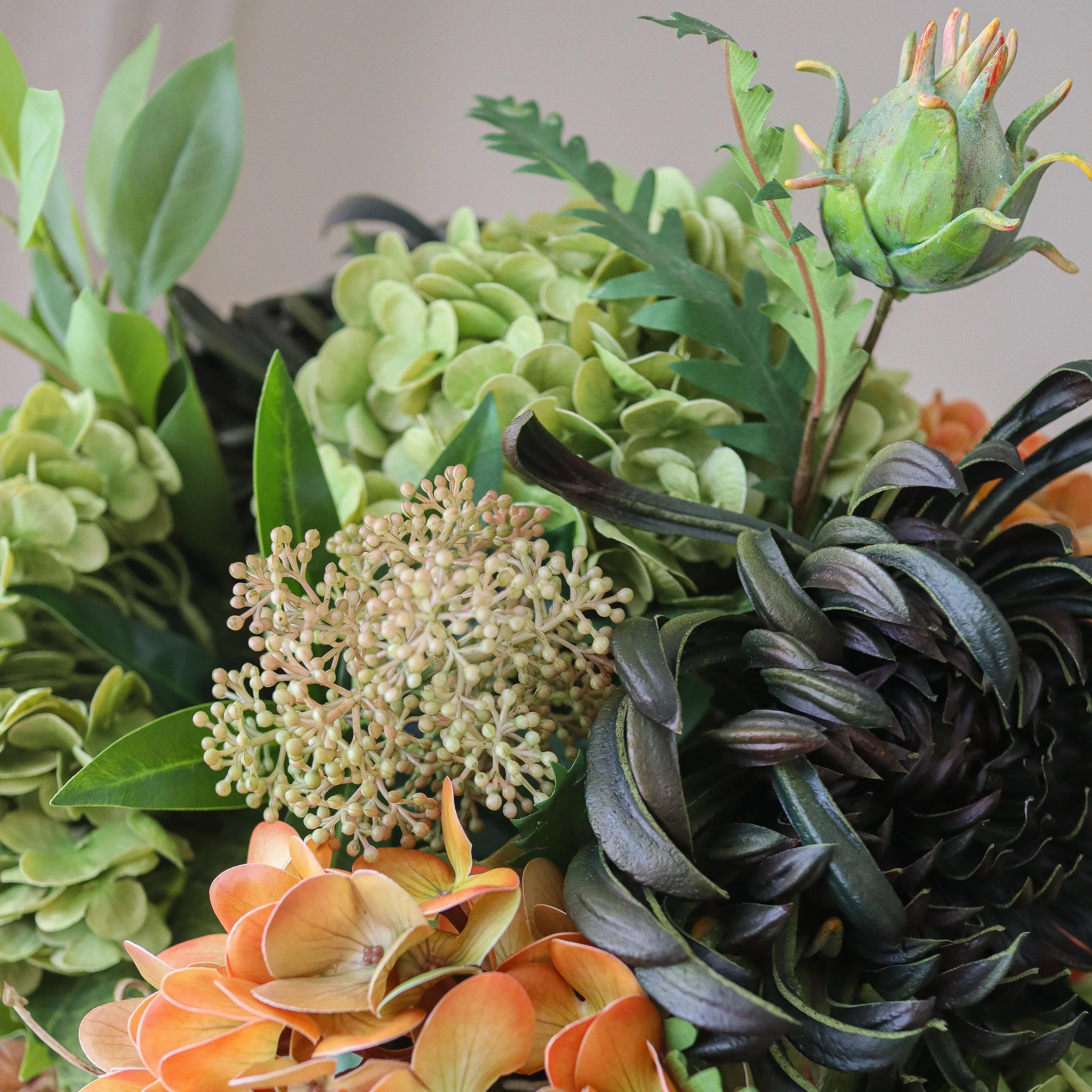 Autumn Reverie Bouquet - kunstbloemen boeket in interieur setting