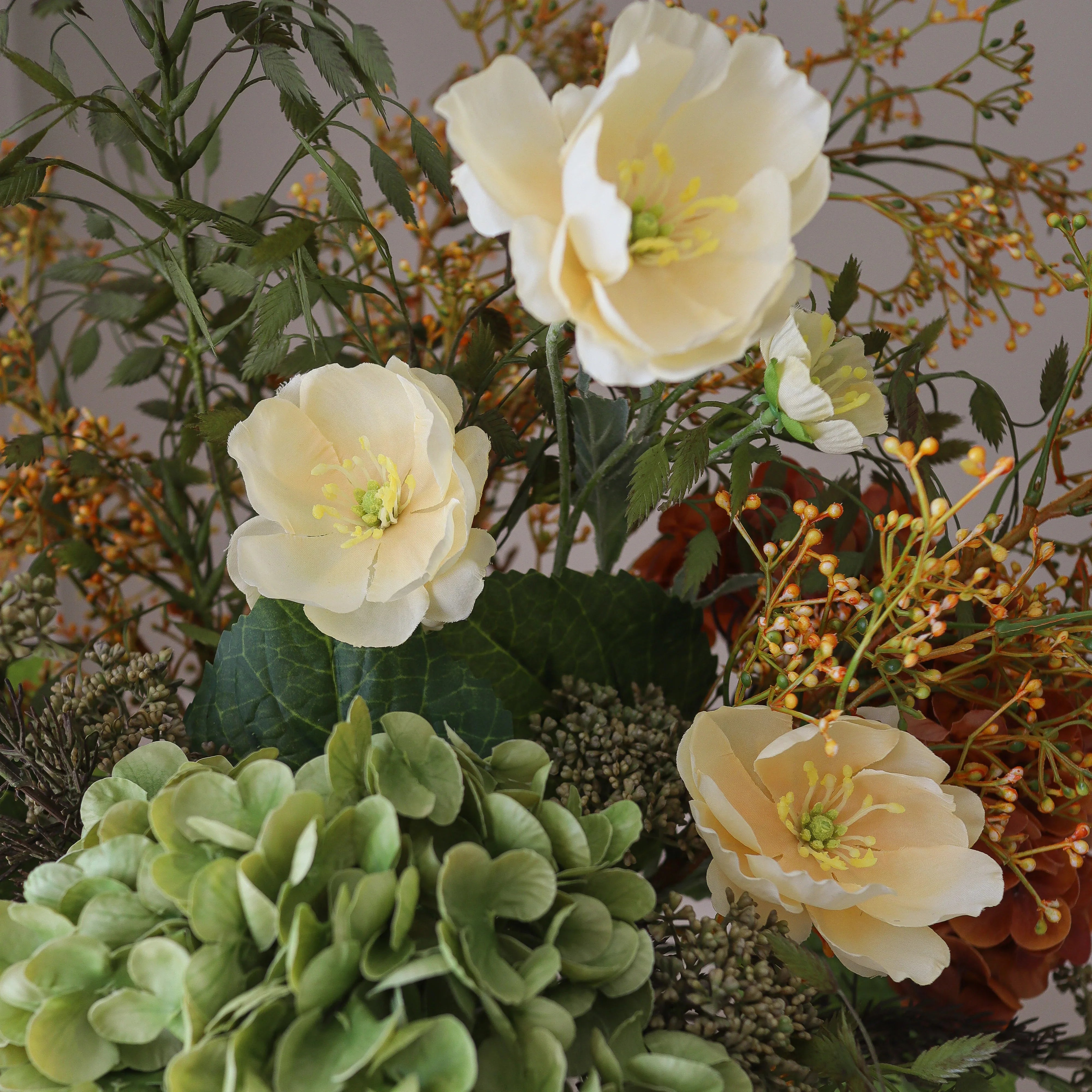 Olive Meadow Bouquet - kunstbloemen boeket in interieur setting