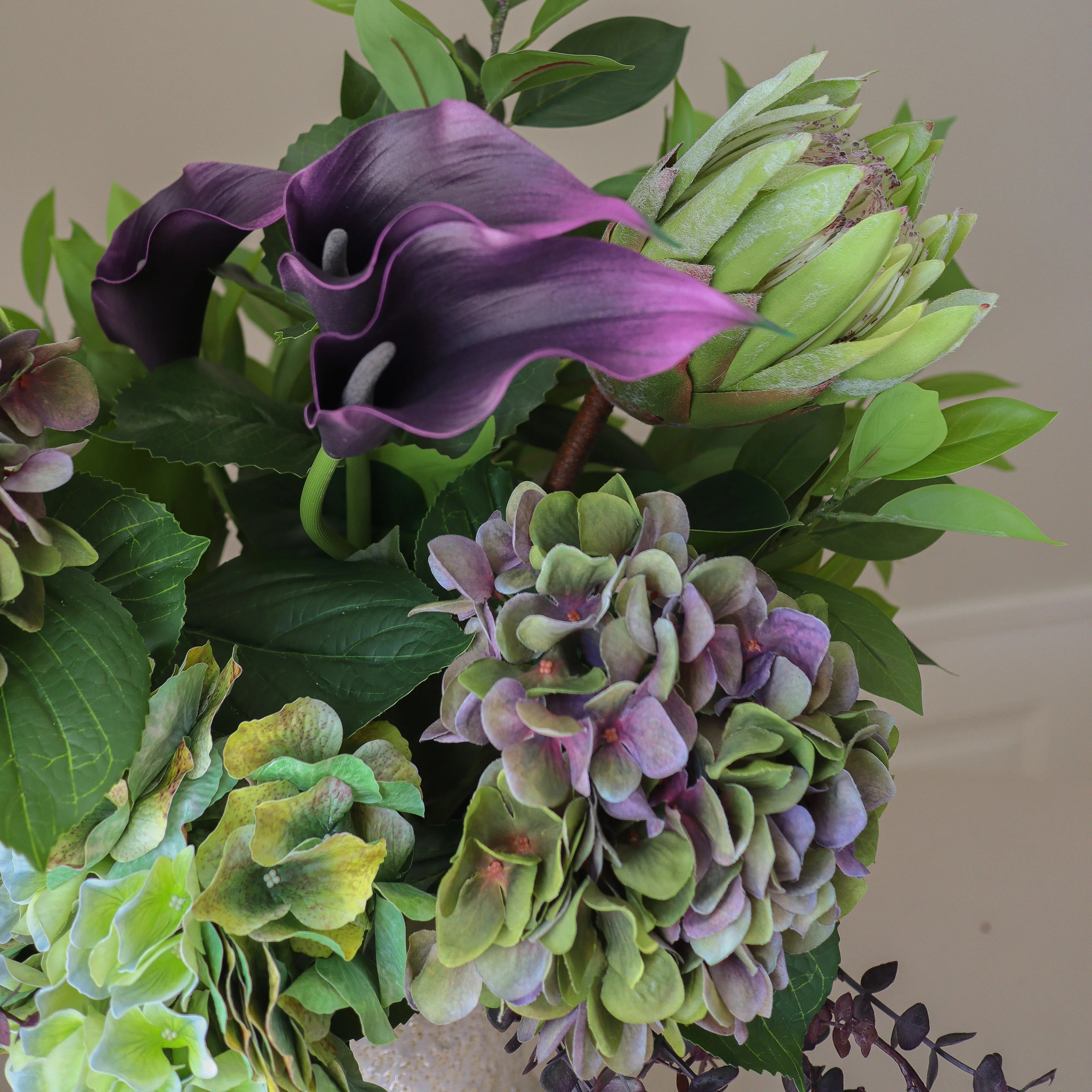 Aubergine Bloom Bouquet - kunstbloemen boeket in interieur setting
