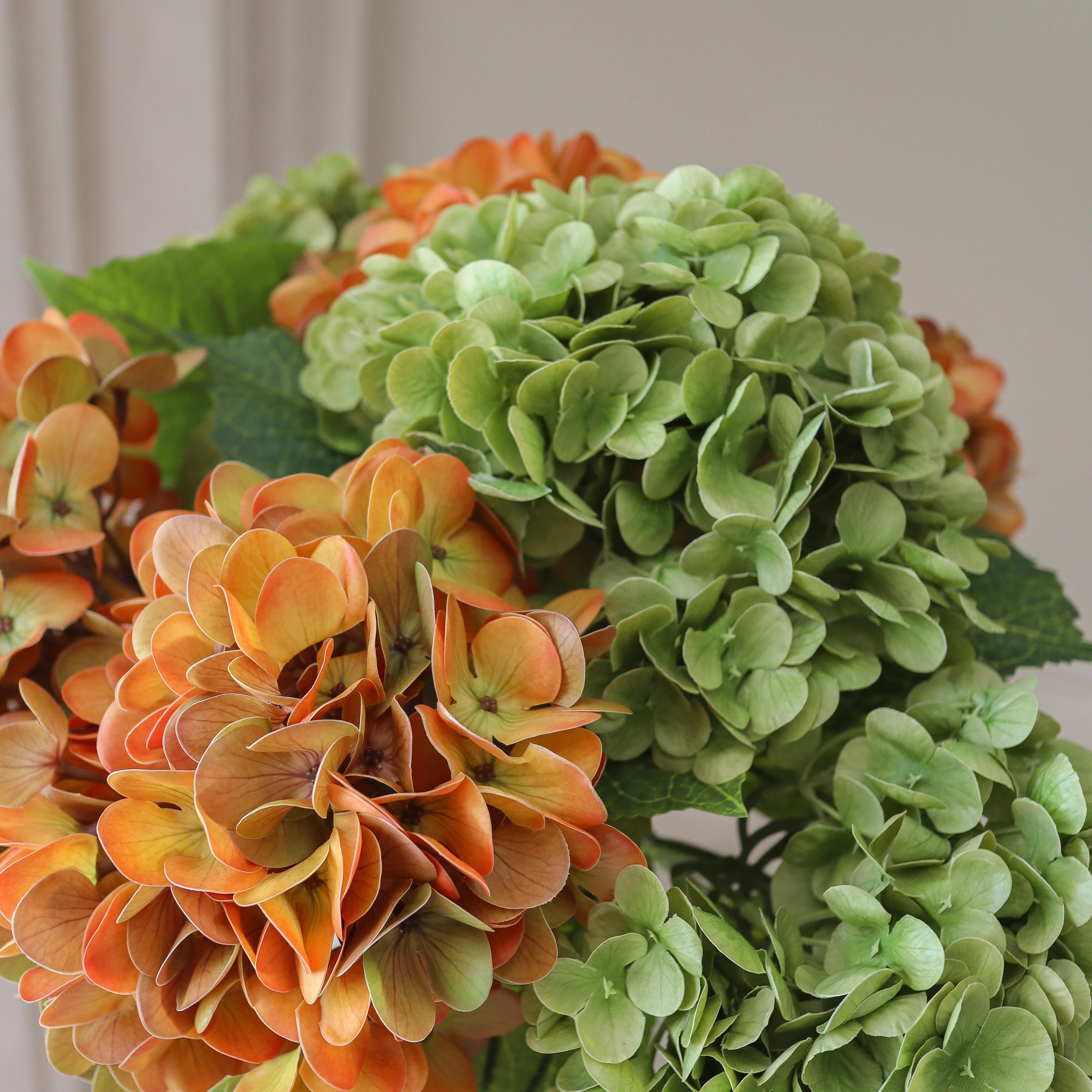 Copper Hydrangea Bouquet - kunstbloemen boeket in interieur setting