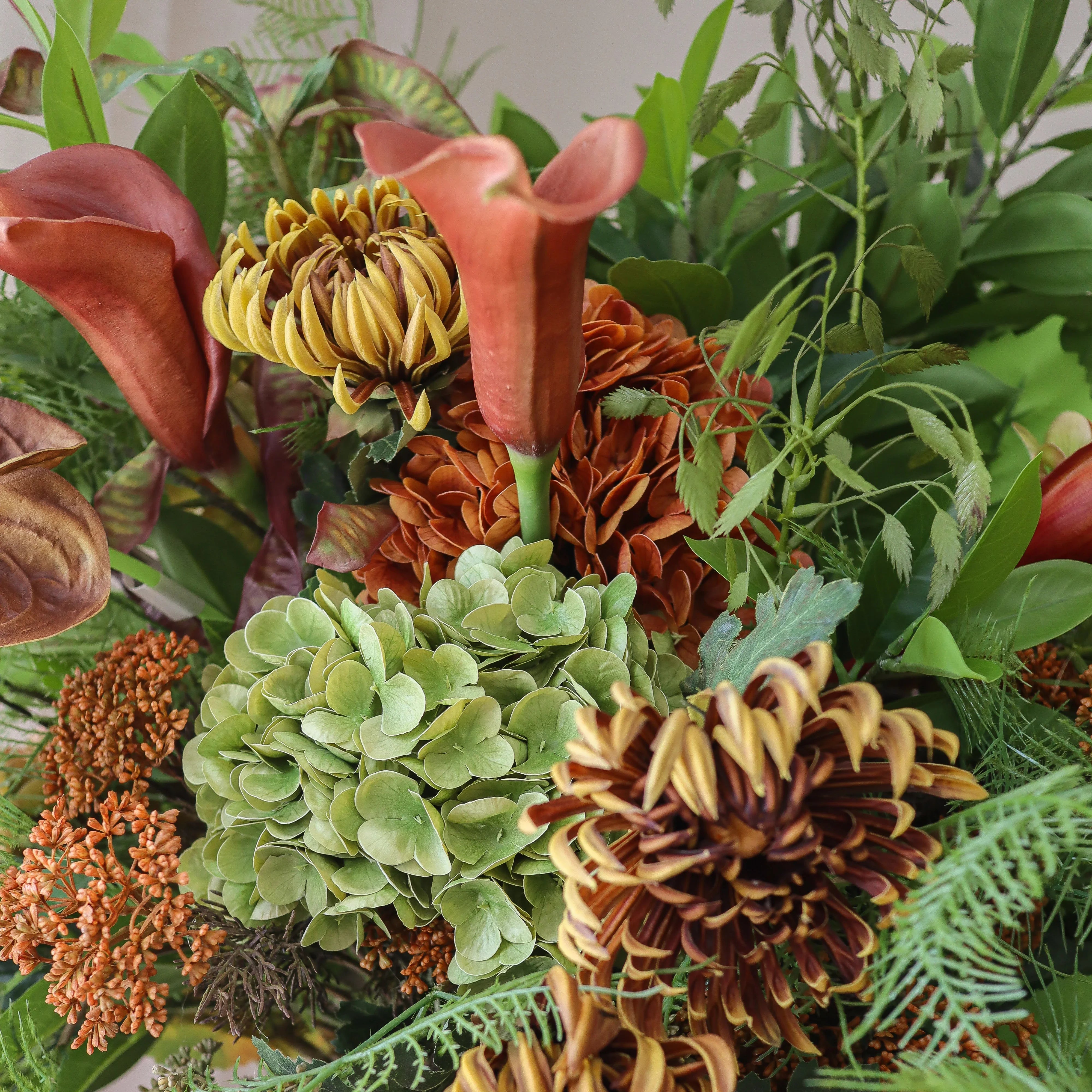 The Fernery Bouquet - kunstbloemen boeket in interieur setting