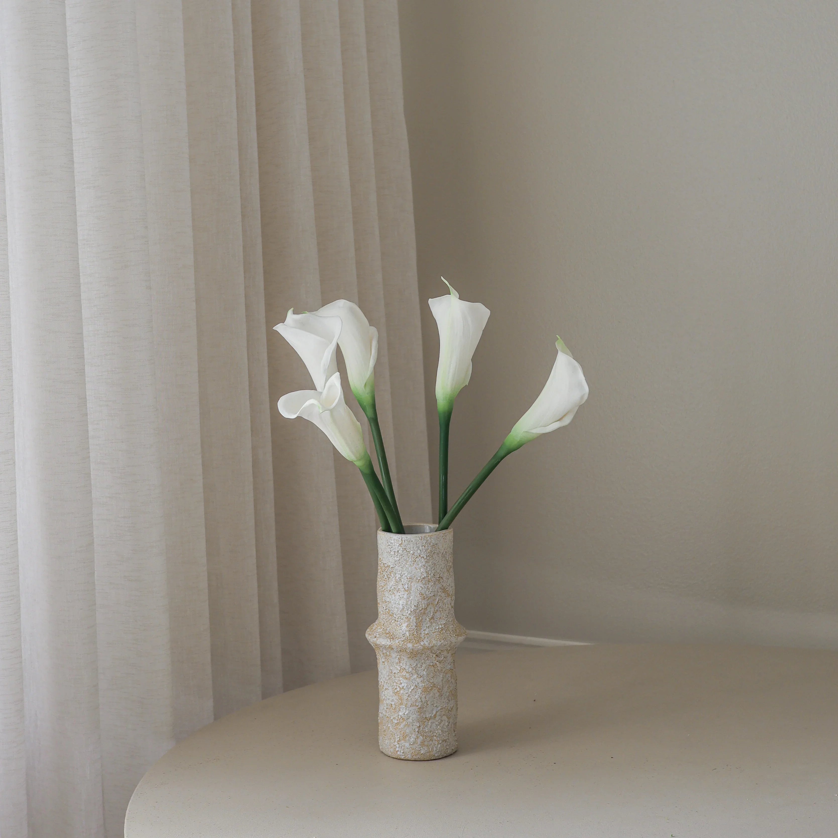 Pure Calla - kunstbloemen boeket in interieur setting