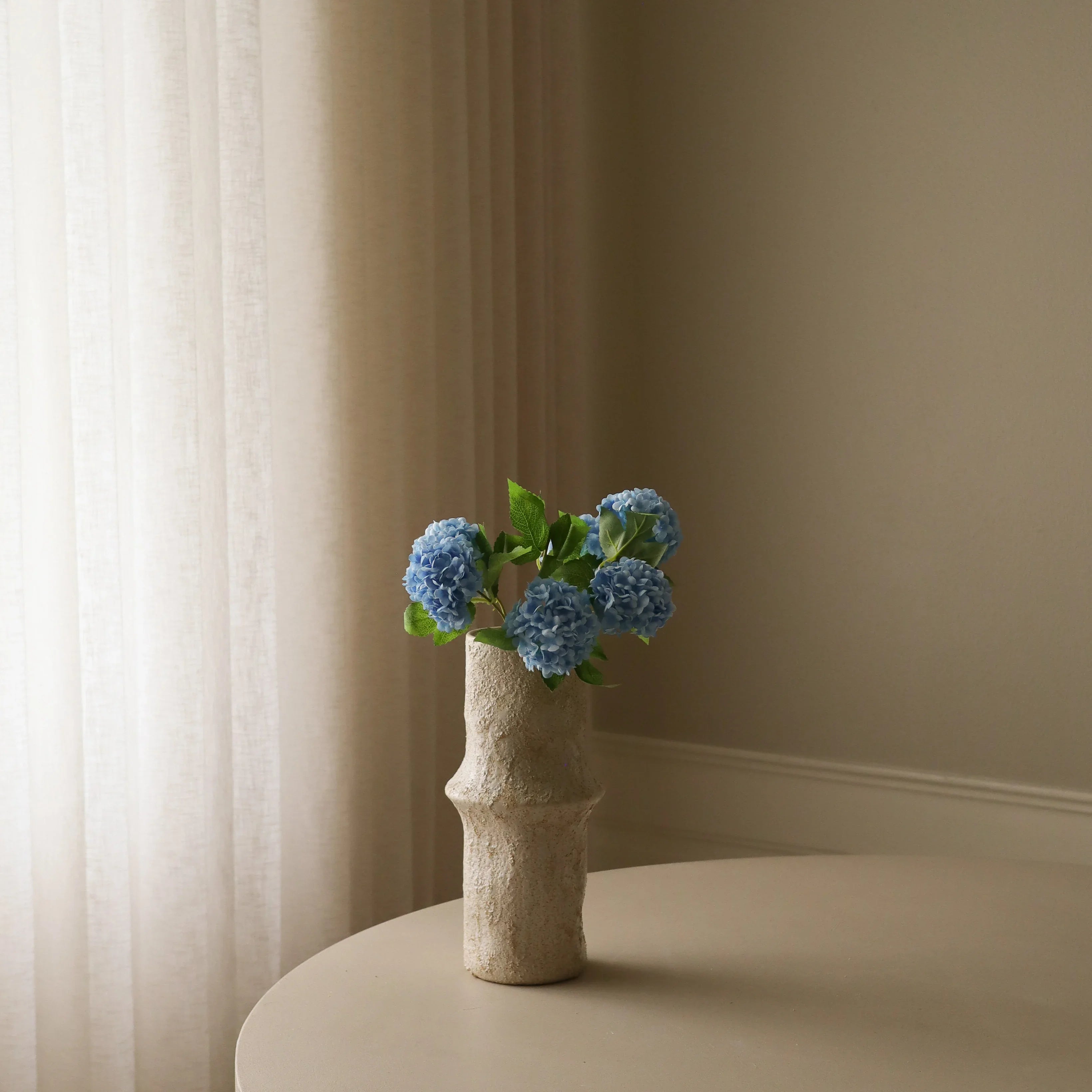 Blue Mini Snowball Hydrangea Bouquet — kunstbloemen boeket van Botane, detailfoto 3