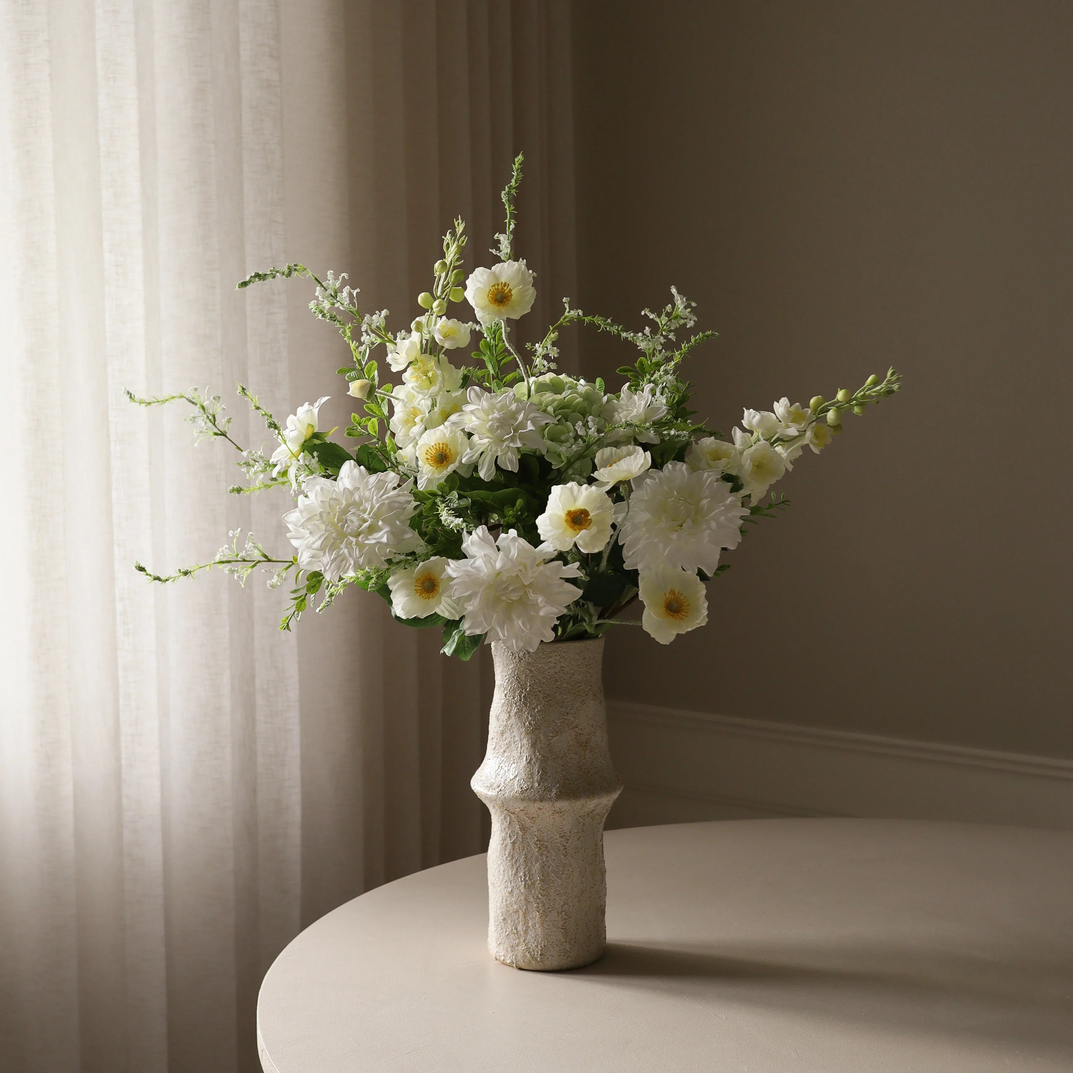 Chantilly Lace met vaas — kunstbloemen bundel van Botane