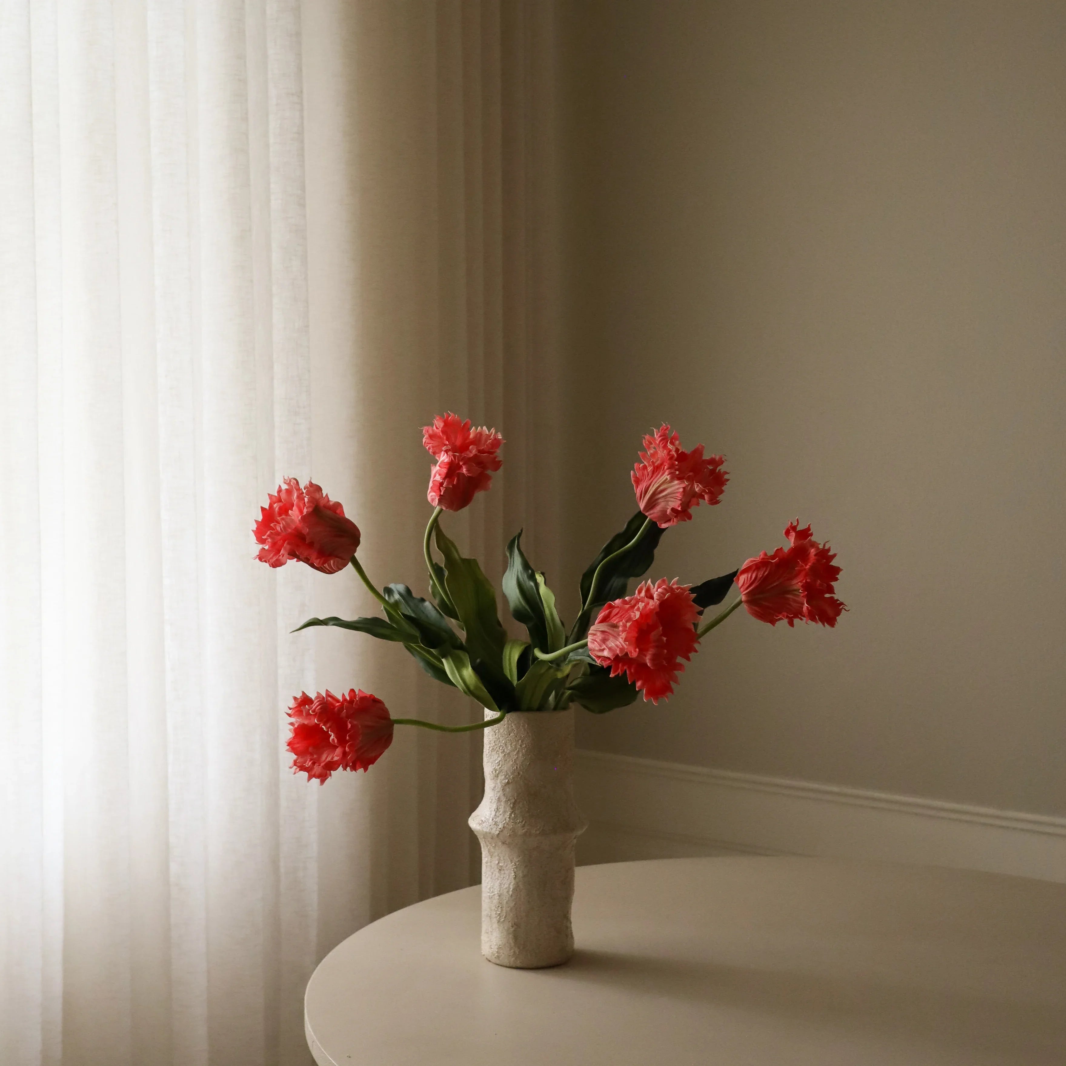 Dark Pink Parrot Tulip Bouquet met vaas
