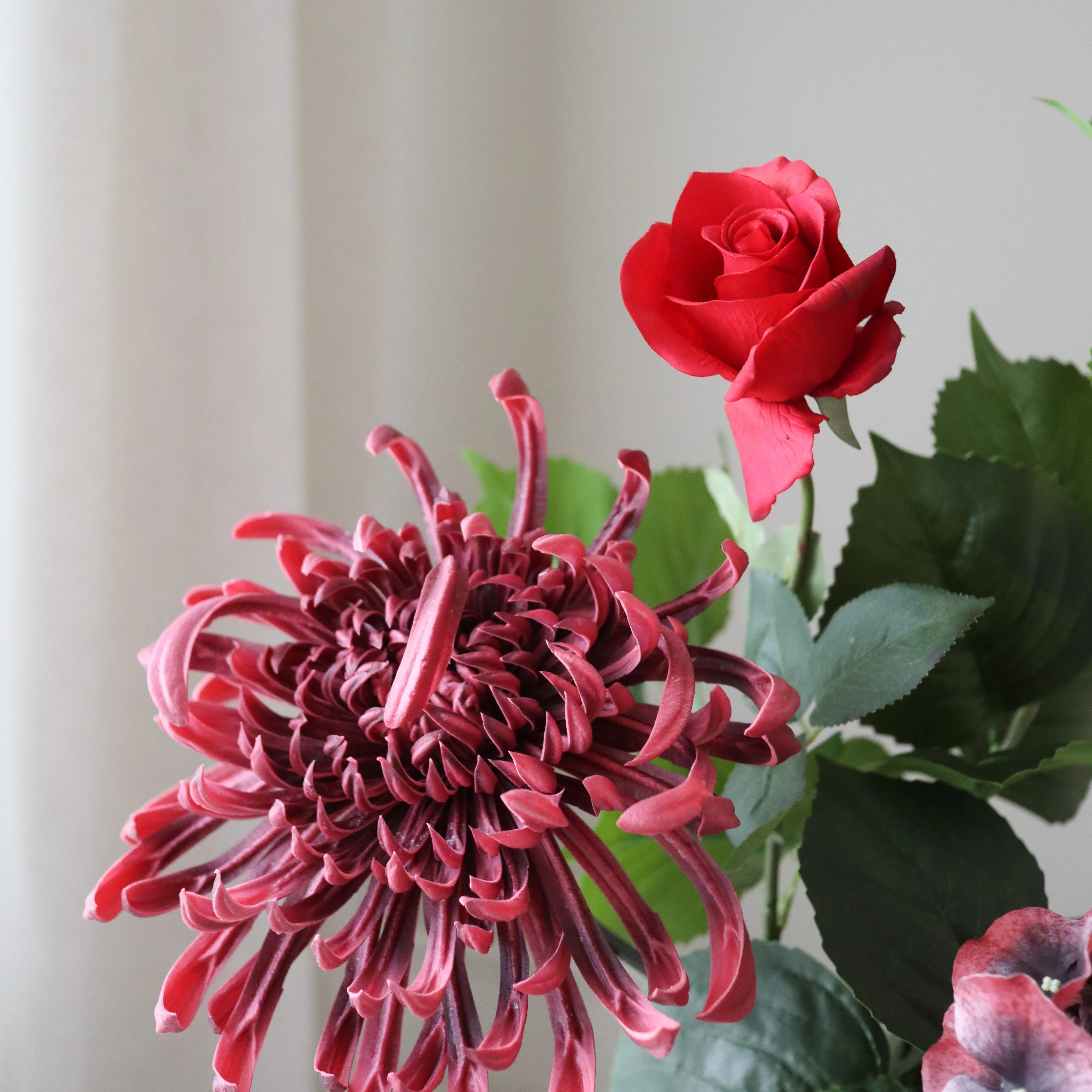 Deep Form — kunstbloemen boeket van Botane, detailfoto 2