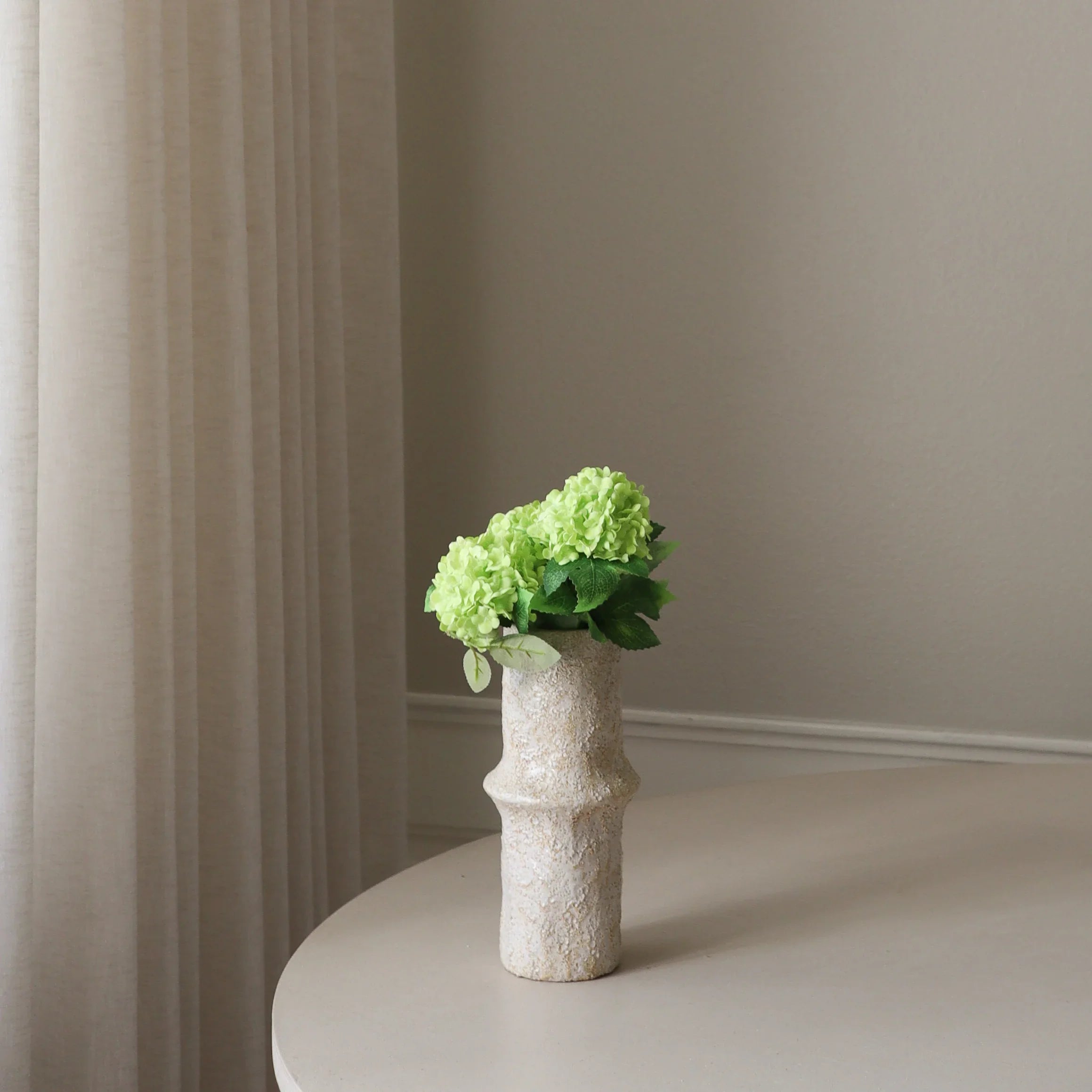 Green Mini Snowball Hydrangea Bouquet — kunstbloemen boeket van Botane
