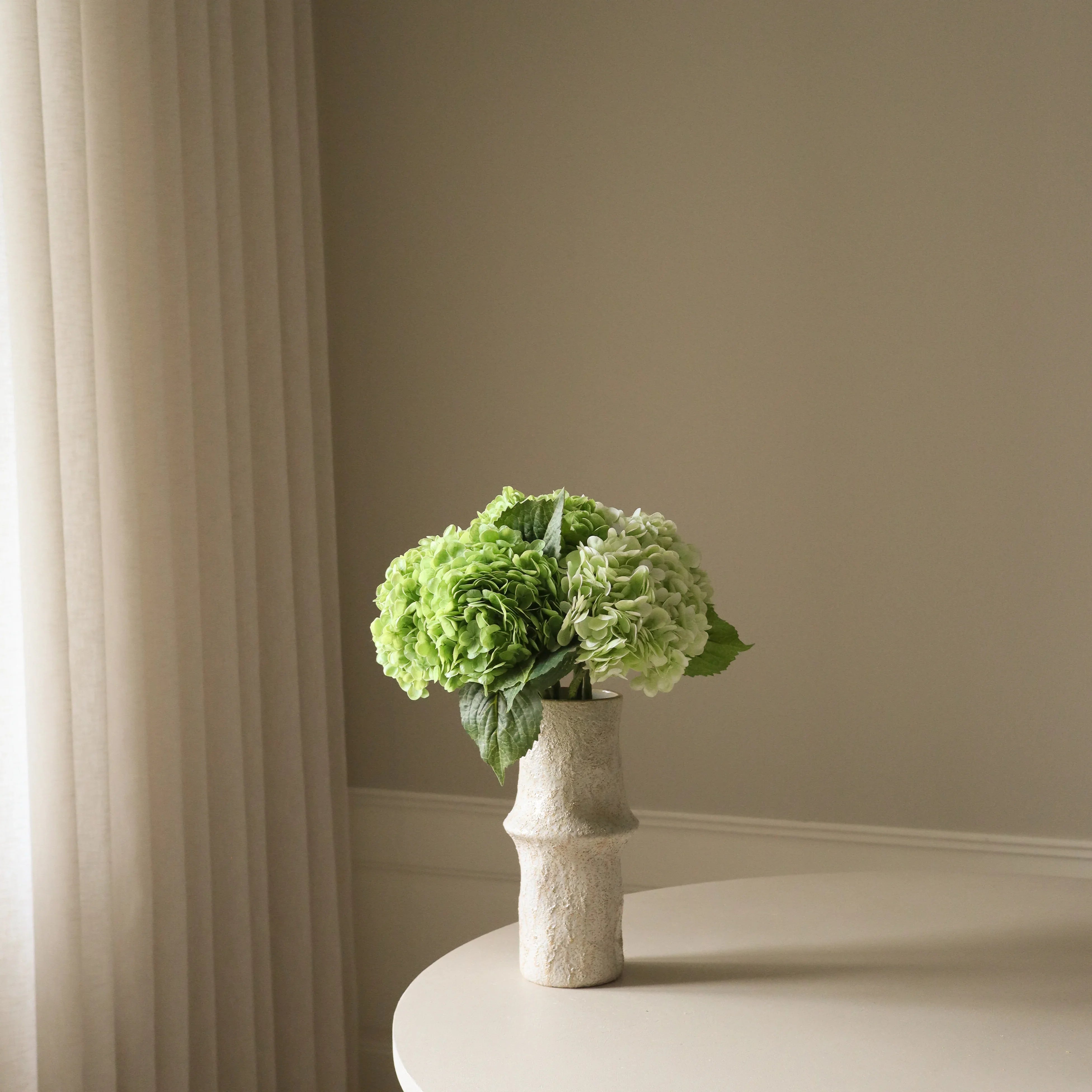 Green Hydrangea Bouquet met vaas — kunstbloemen bundel van Botane, detailfoto 3