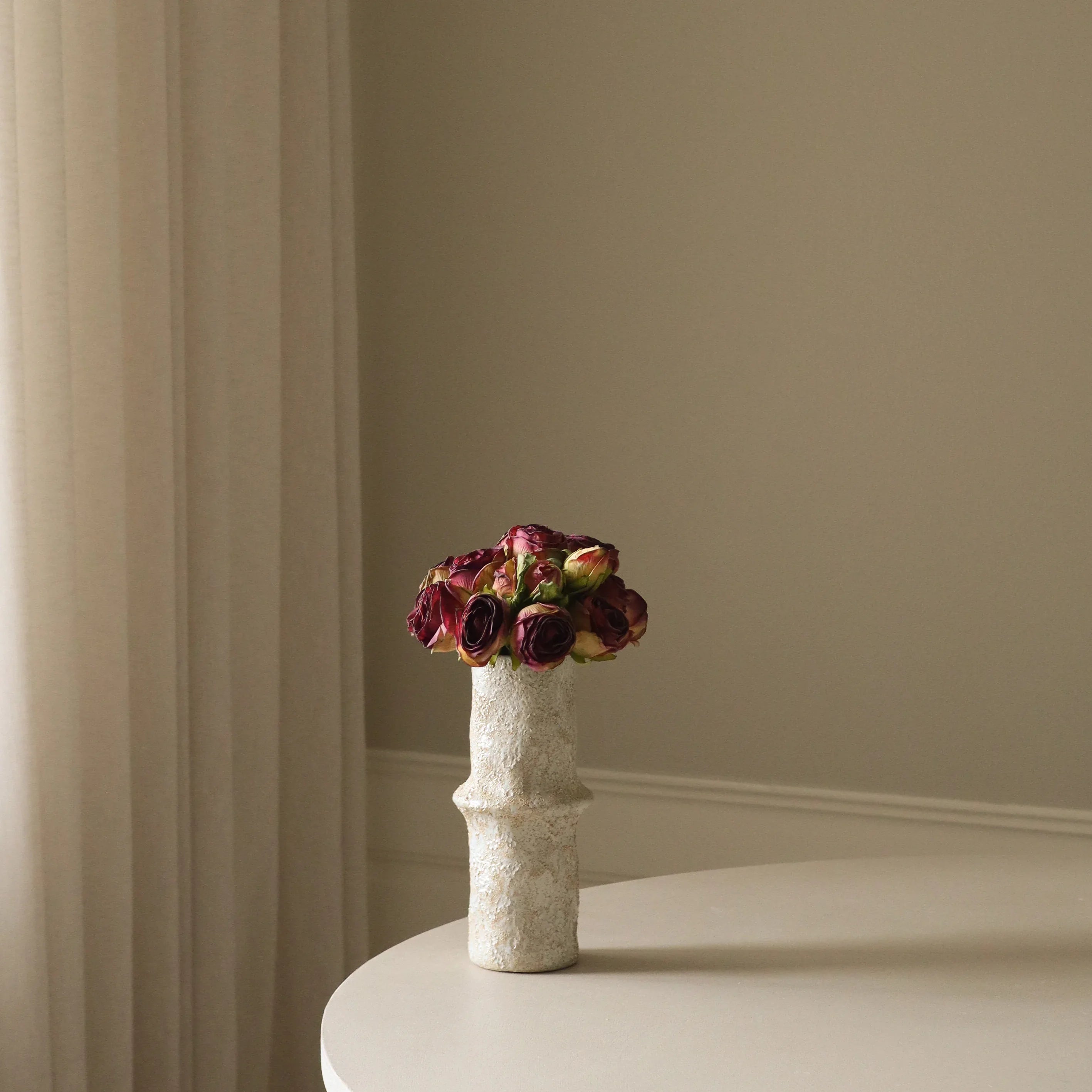Red Mini Rose Bouquet met vaas — kunstbloemen bundel van Botane, detailfoto 3