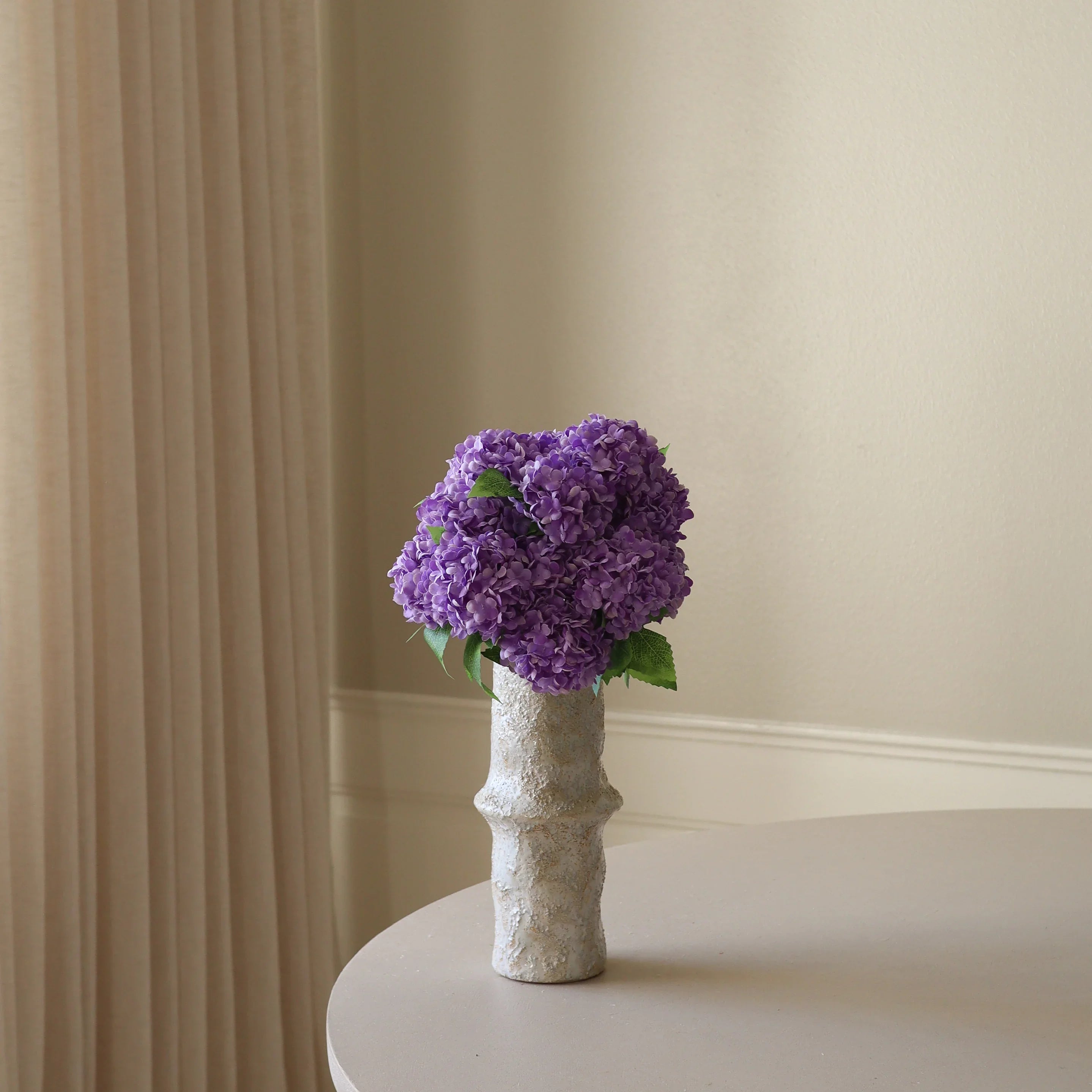 Purple Mini Snowball Hydrangea Bouquet — kunstbloemen boeket van Botane