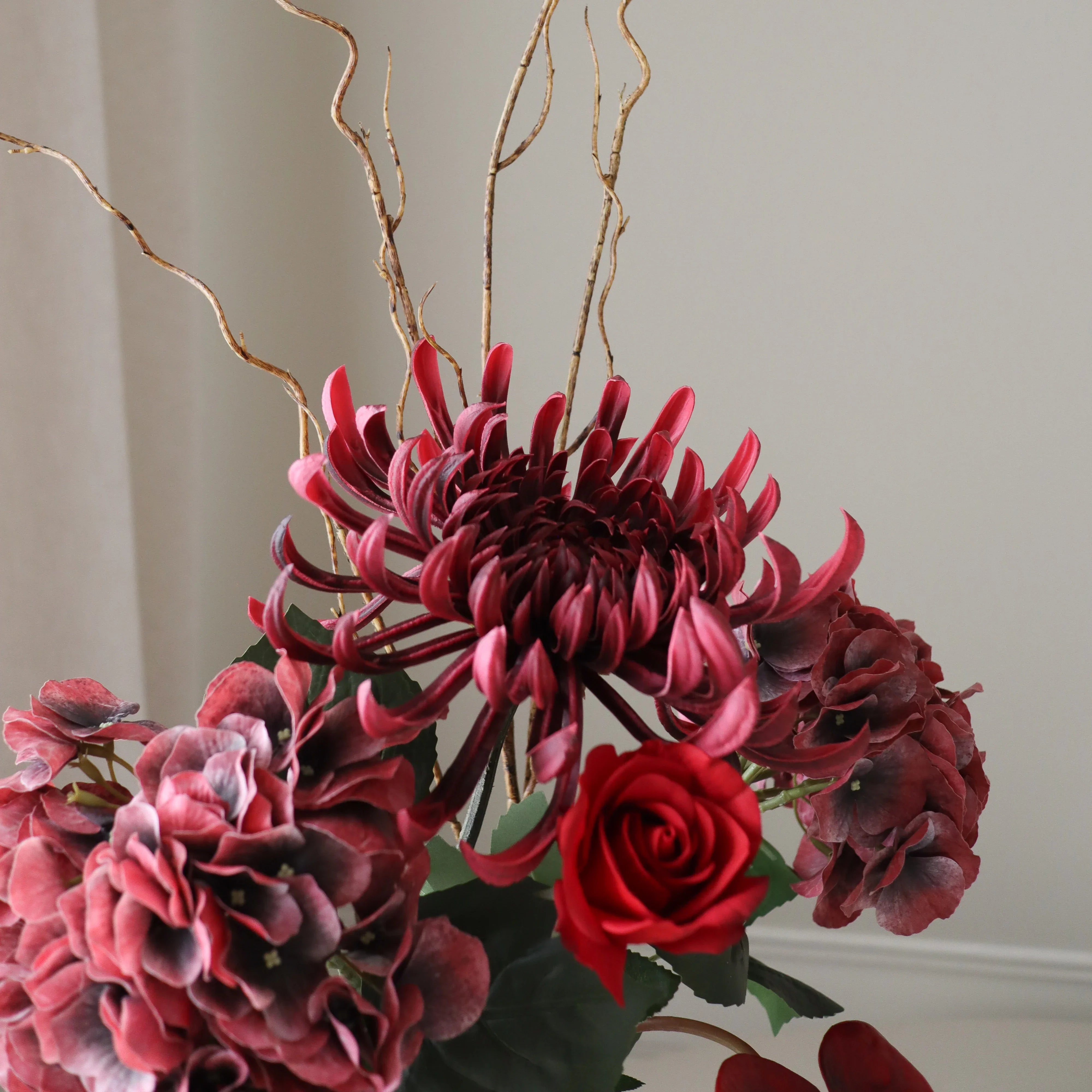 Poised Red — kunstbloemen boeket van Botane, detailfoto 2