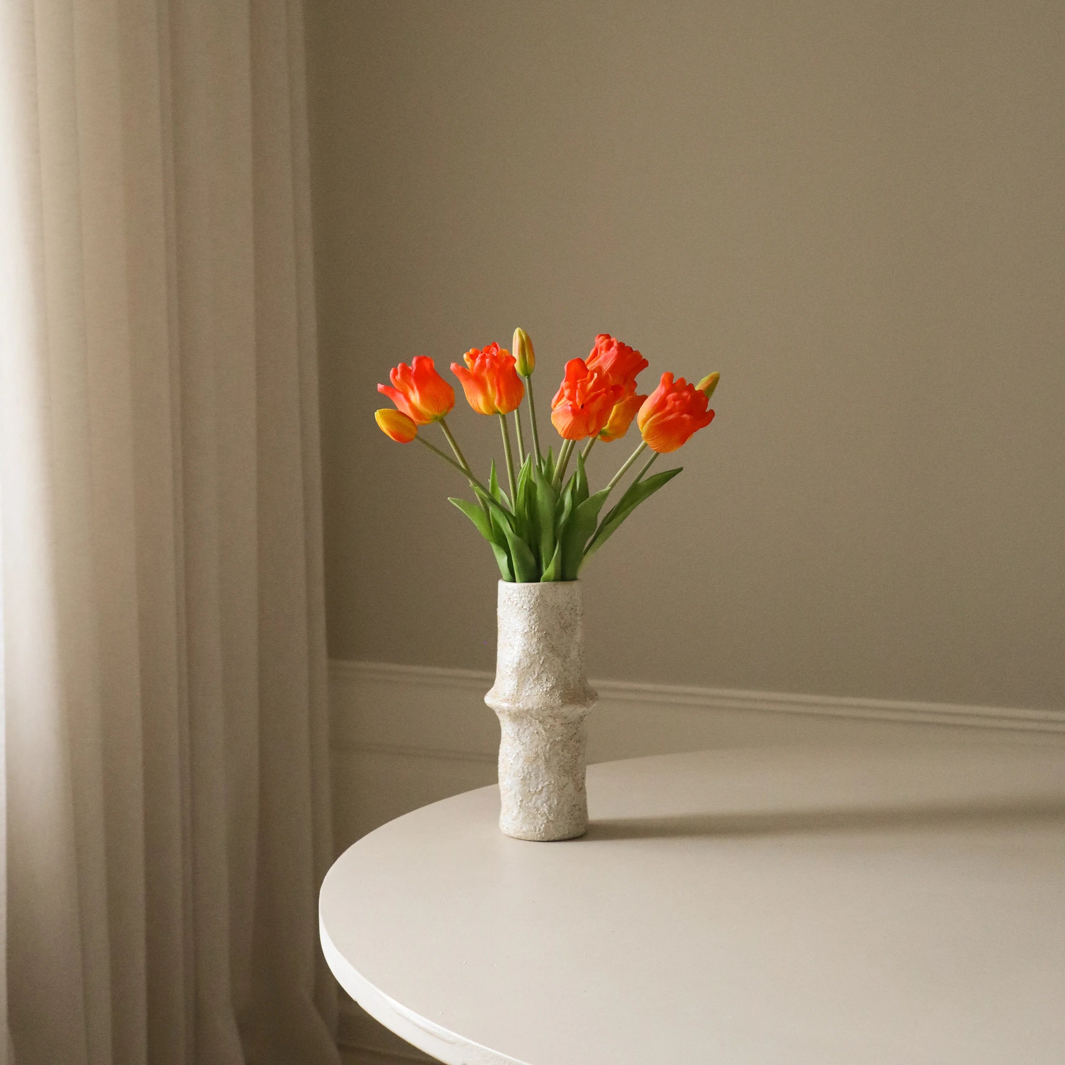 Orange Triumph Tulip Bouquet met vaas — kunstbloemen bundel van Botane
