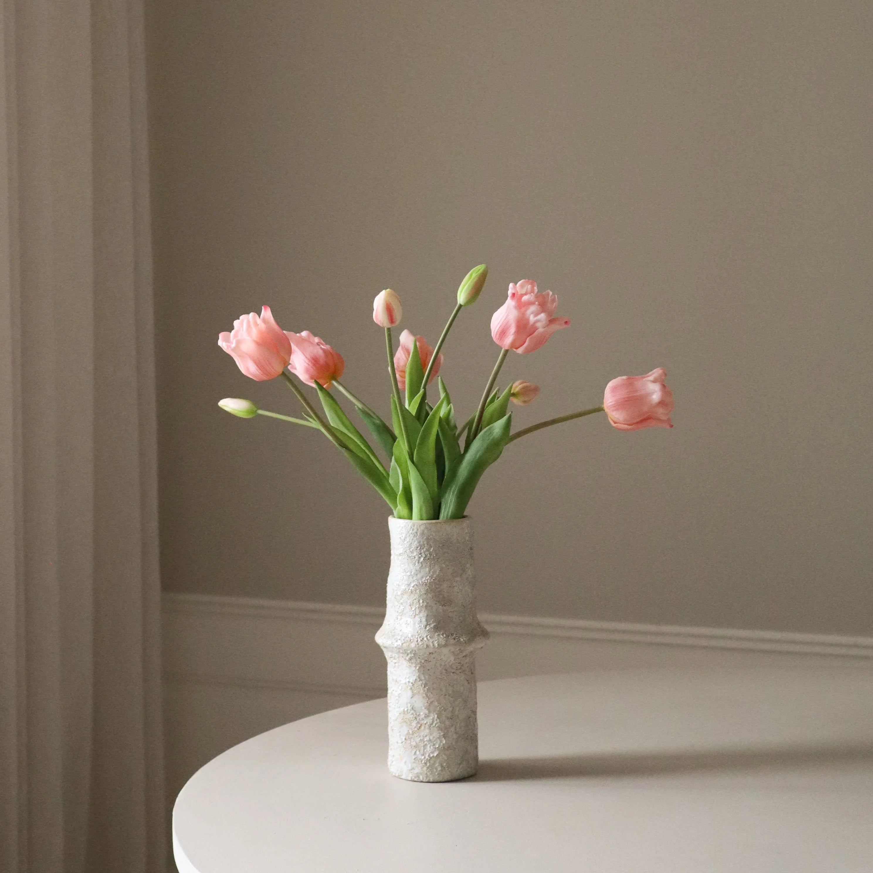 Pink Triumph Tulip Bouquet — kunstbloemen boeket van Botane, detailfoto 3