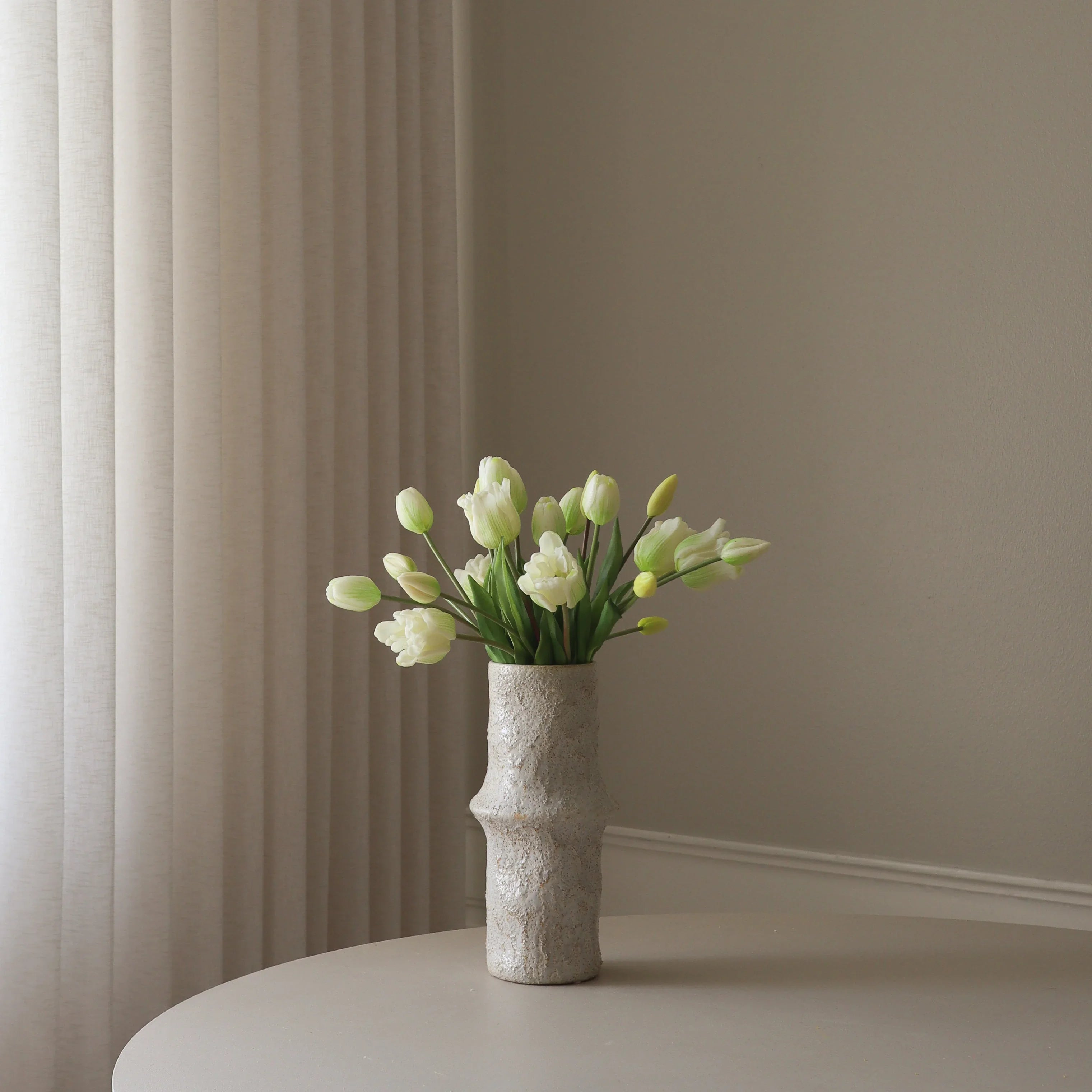 White Tulip Bouquet Mixed met vaas — kunstbloemen bundel van Botane