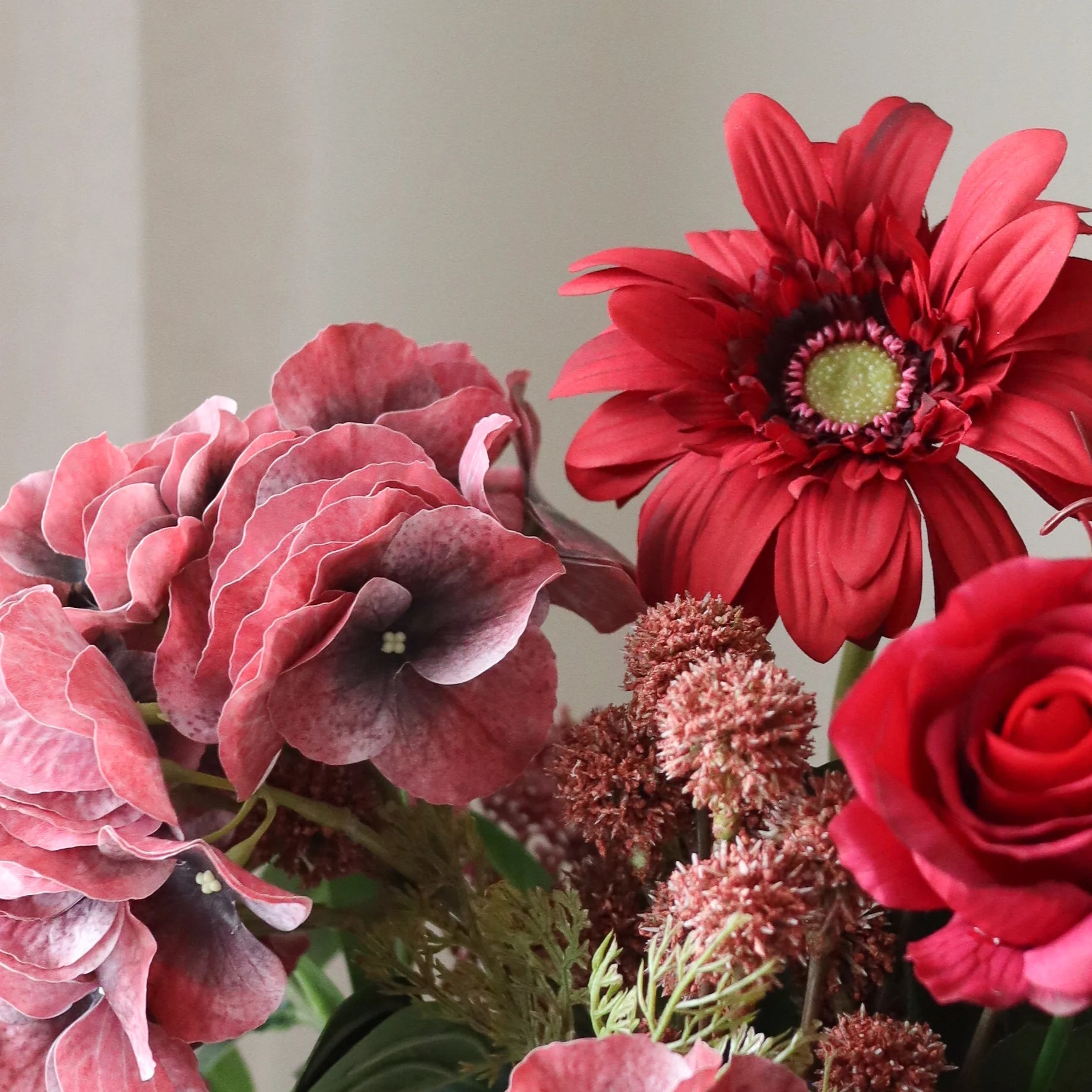 Quiet Abundance met vaas — kunstbloemen bundel van Botane, detailfoto 3
